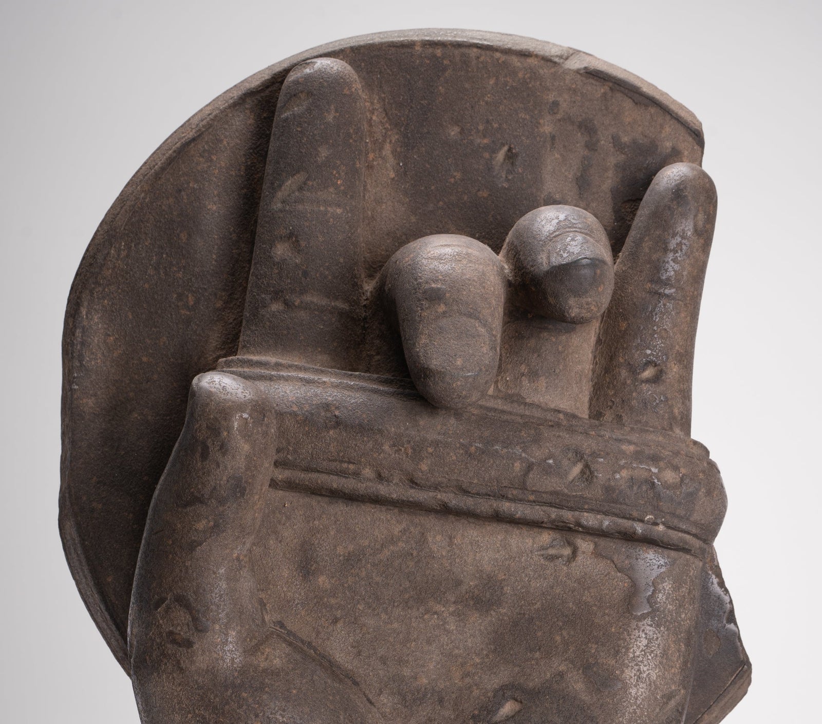 Statua di Jayavarman - Statua di scudo della guardia del corpo di Jayavarman in pietra in stile Khmer antico montato su Bayon - 69 cm/28"