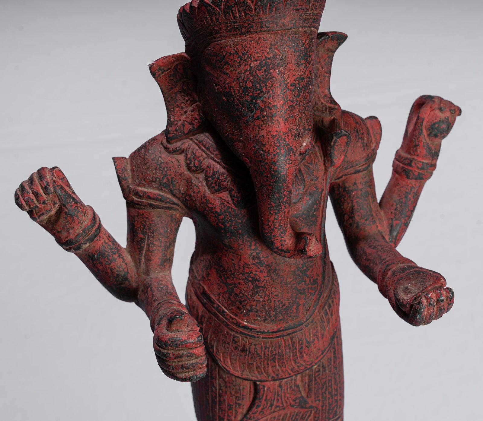 Ganesha-Statue – Stehende Ganesha-Statue aus rotem Khmer-Holz im antiken Bayon-Stil – 60 cm.