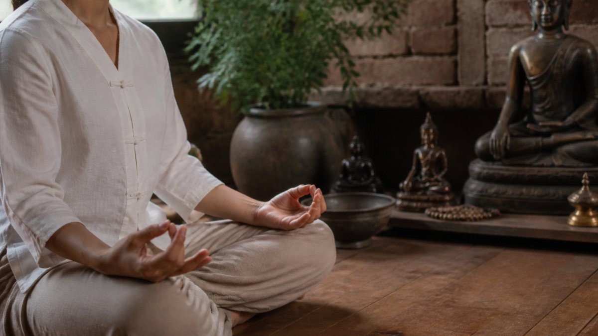 How to Practice Mudras for Meditation: A 2026 Guide