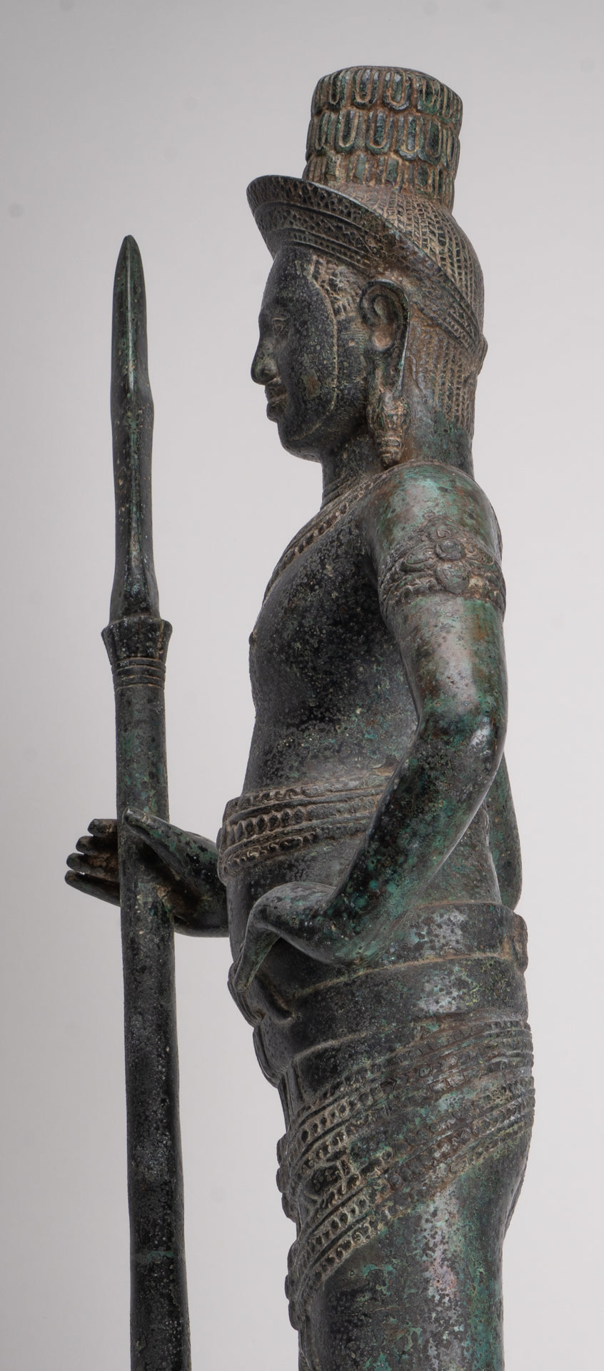 Stehender Shiva im antiken Khmer-Stil aus Bronze im Angkor Wat-Stil mit Speer – 91 cm.