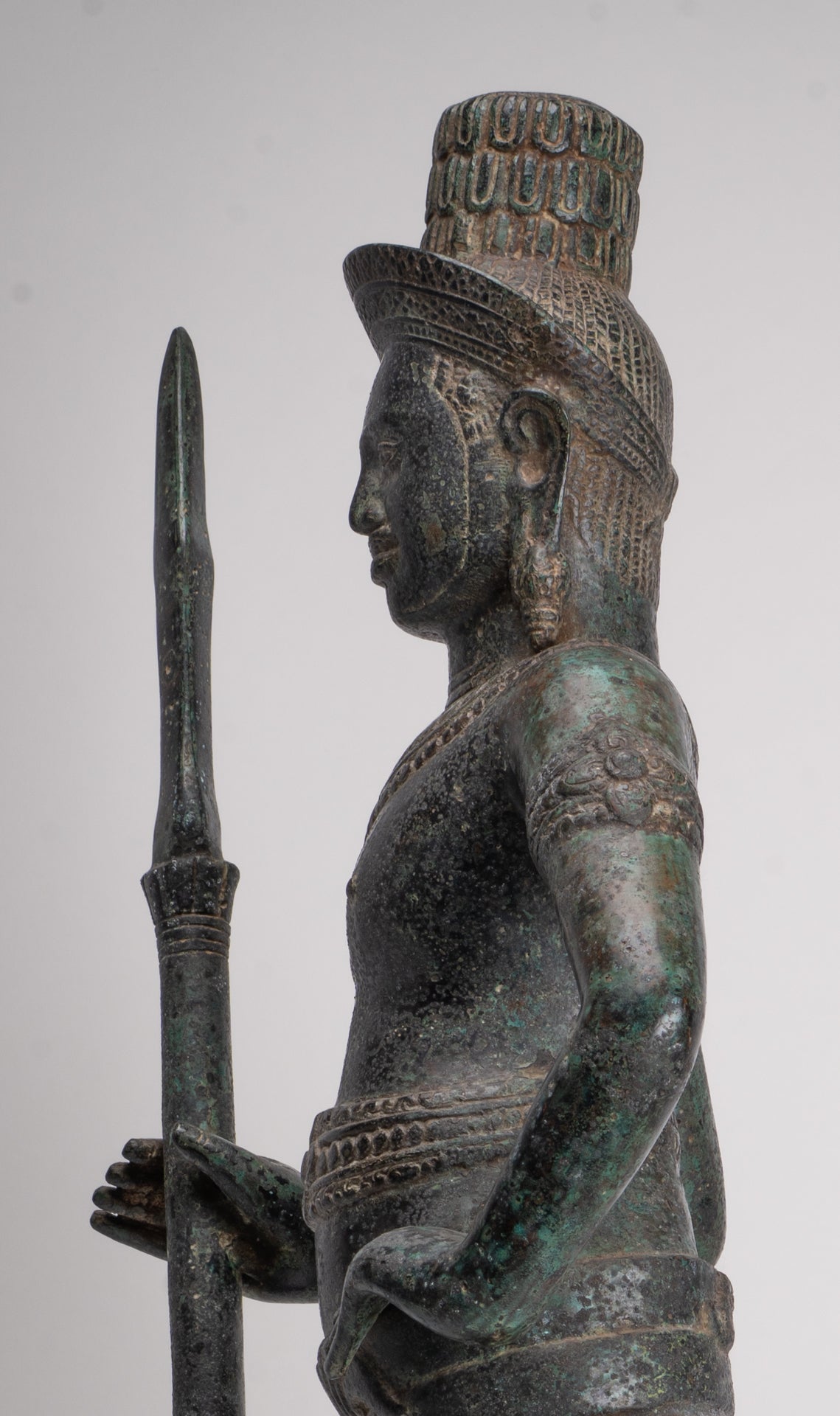 Stehender Shiva im antiken Khmer-Stil aus Bronze im Angkor Wat-Stil mit Speer – 91 cm.