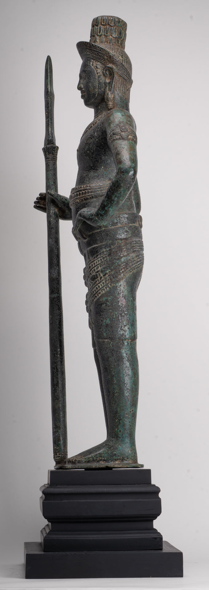 Stehender Shiva im antiken Khmer-Stil aus Bronze im Angkor Wat-Stil mit Speer – 91 cm.