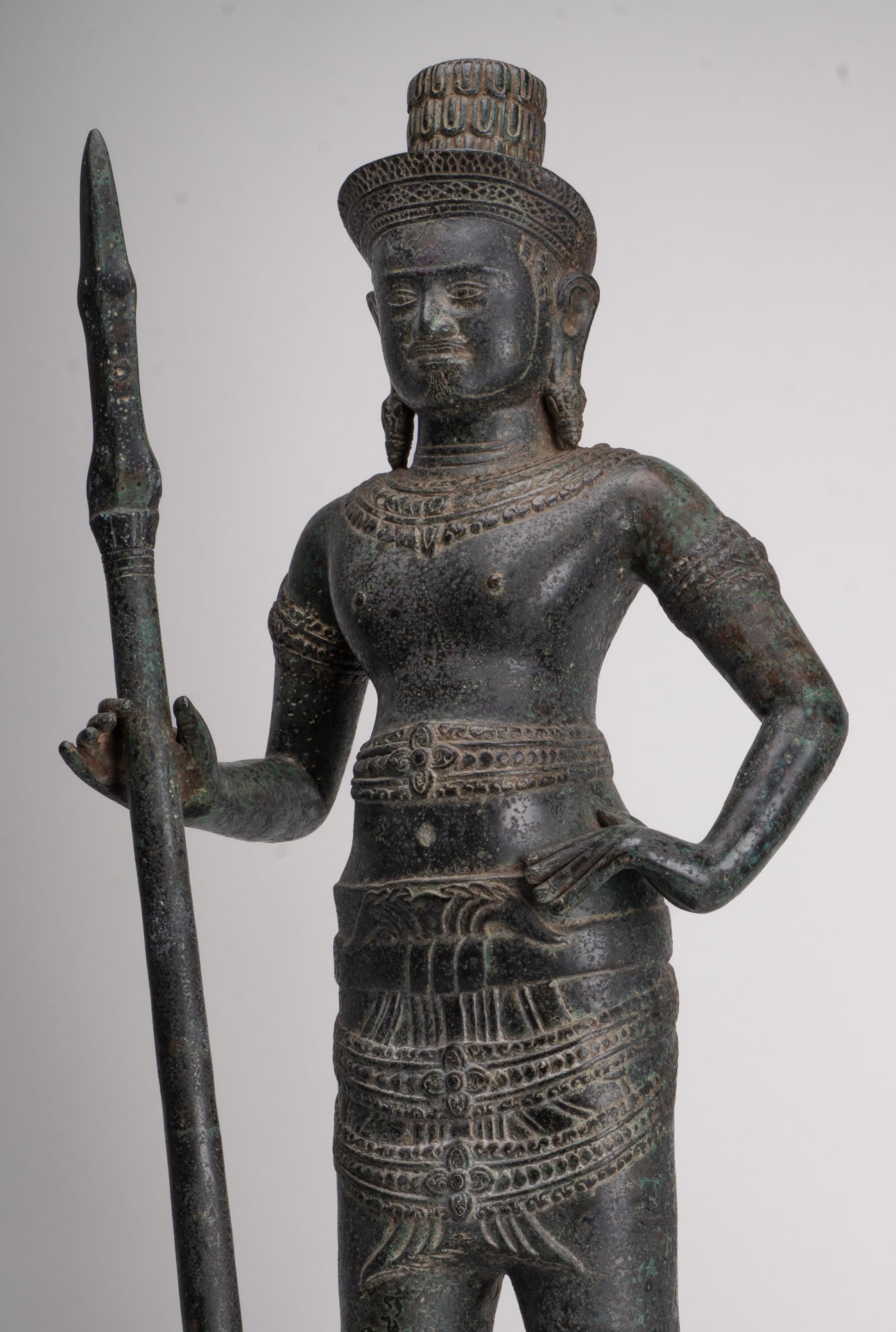Stehender Shiva im antiken Khmer-Stil aus Bronze im Angkor Wat-Stil mit Speer – 91 cm.