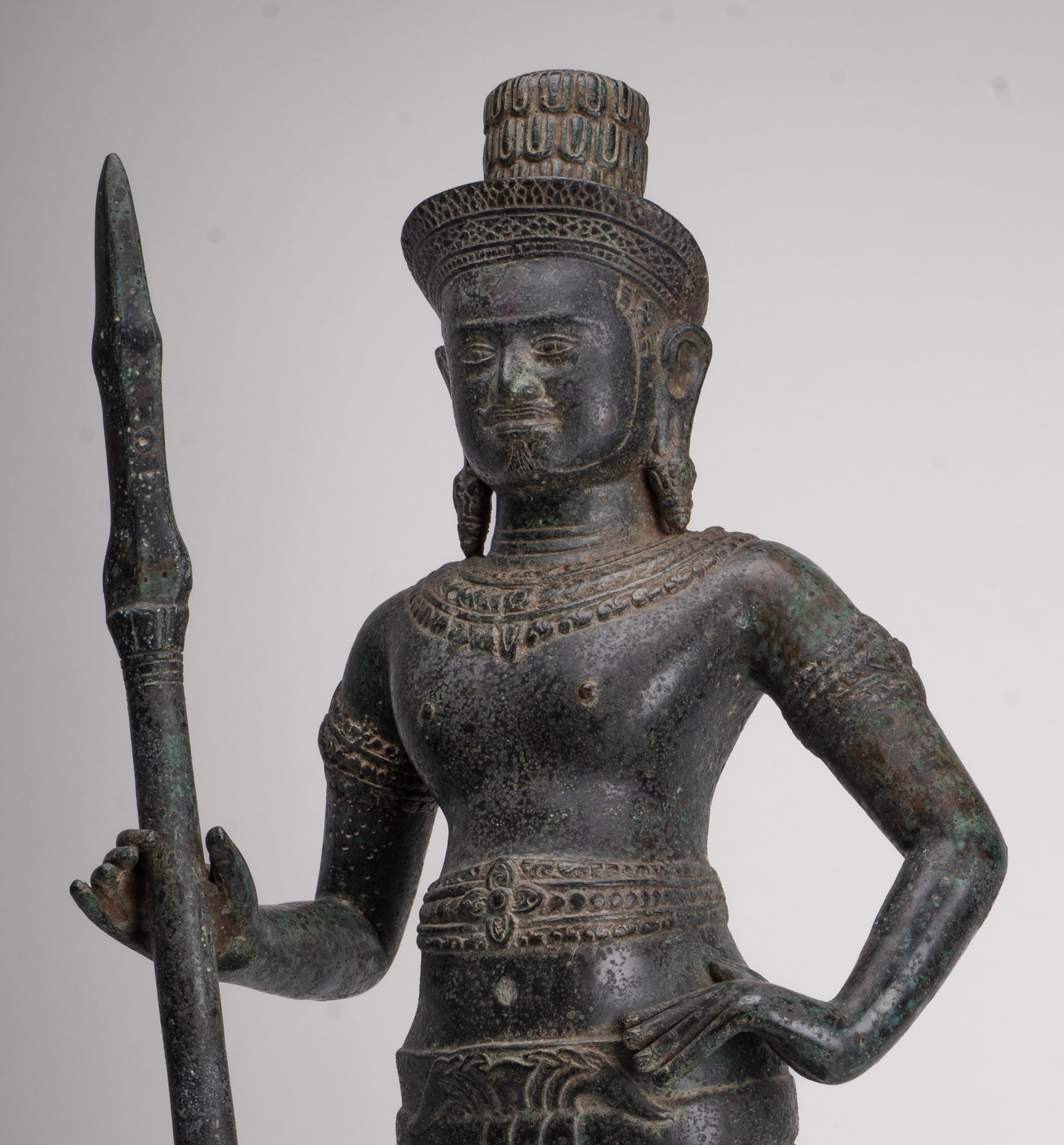 Stehender Shiva im antiken Khmer-Stil aus Bronze im Angkor Wat-Stil mit Speer – 91 cm.