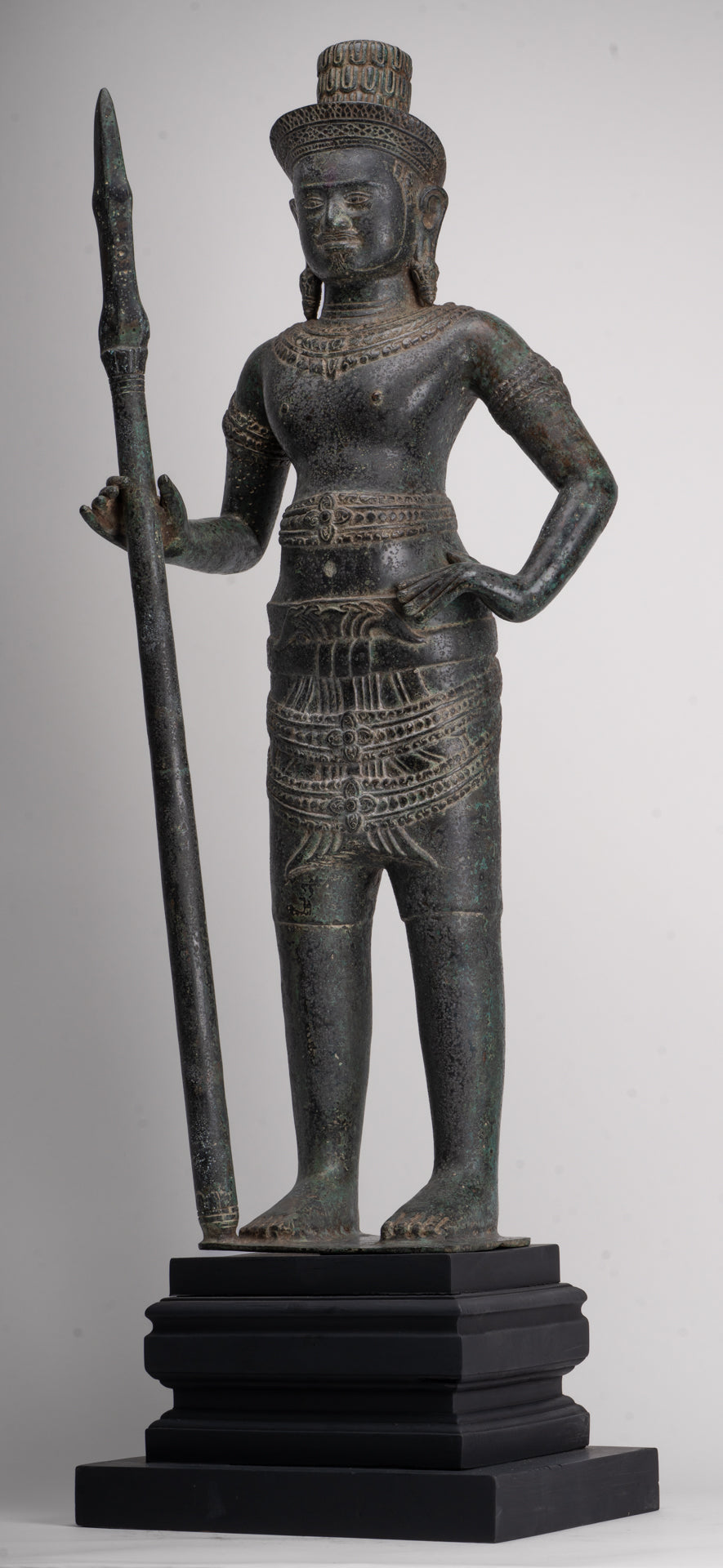Stehender Shiva im antiken Khmer-Stil aus Bronze im Angkor Wat-Stil mit Speer – 91 cm.