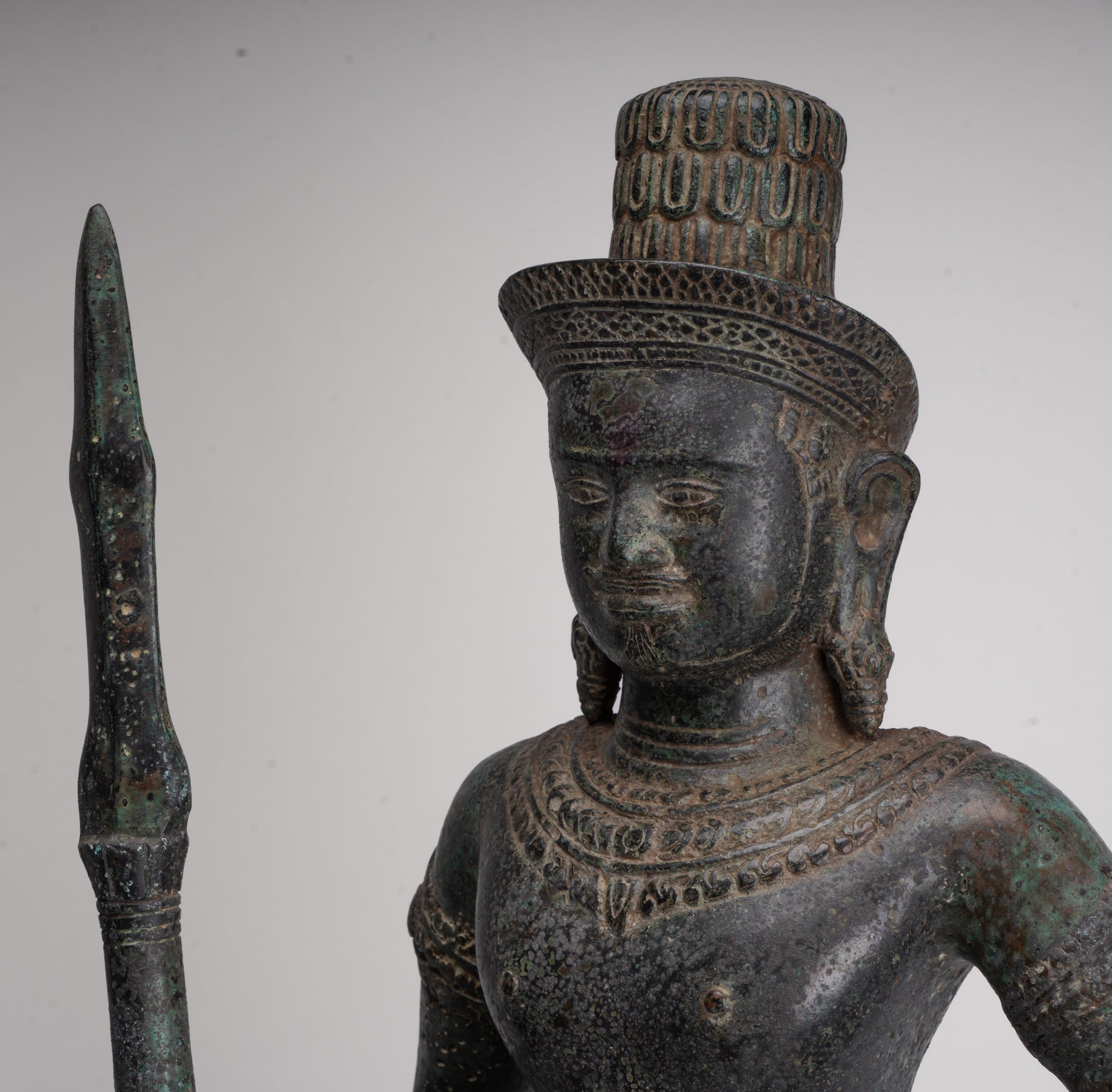 Stehender Shiva im antiken Khmer-Stil aus Bronze im Angkor Wat-Stil mit Speer – 91 cm.