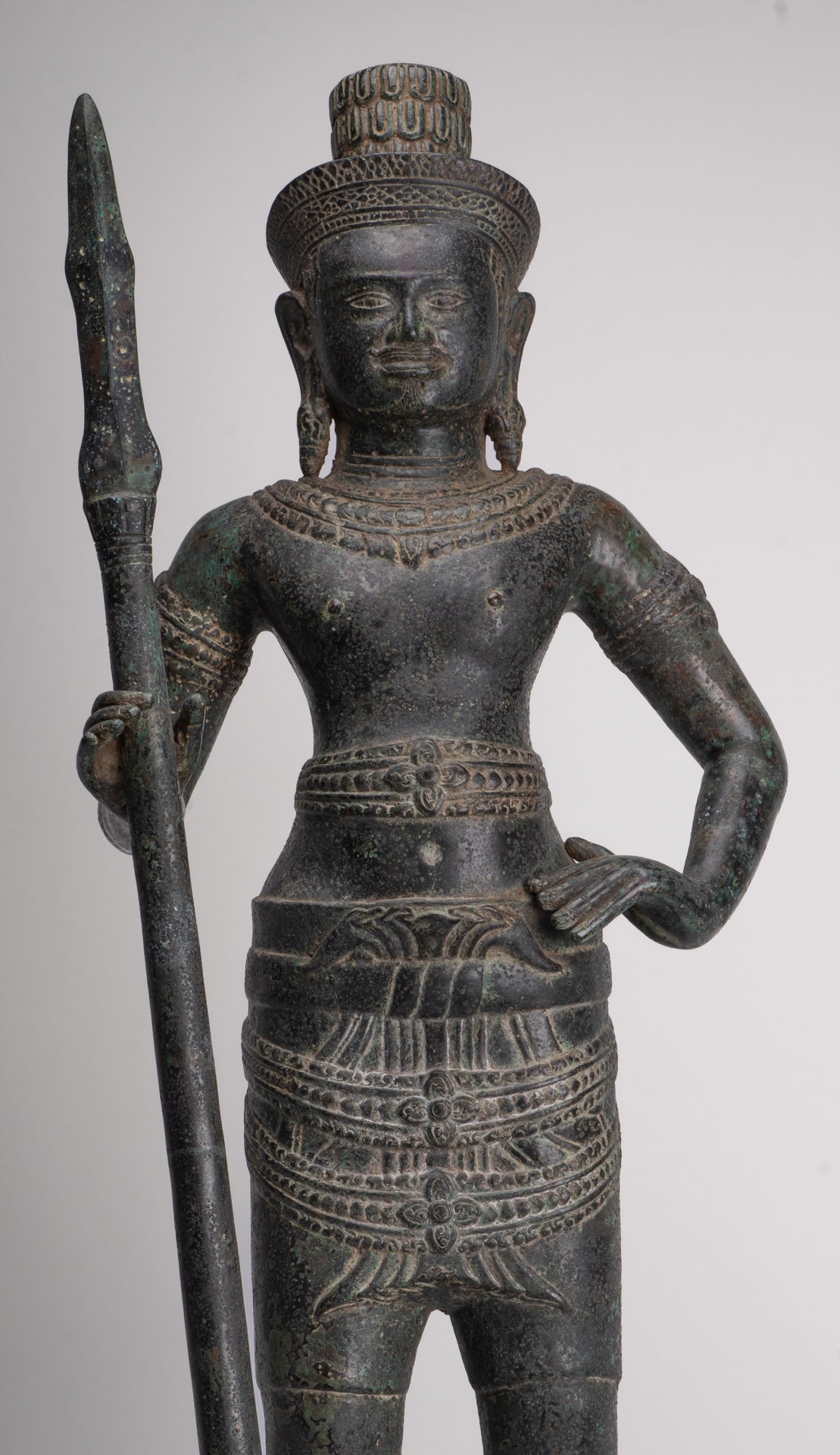 Stehender Shiva im antiken Khmer-Stil aus Bronze im Angkor Wat-Stil mit Speer – 91 cm.