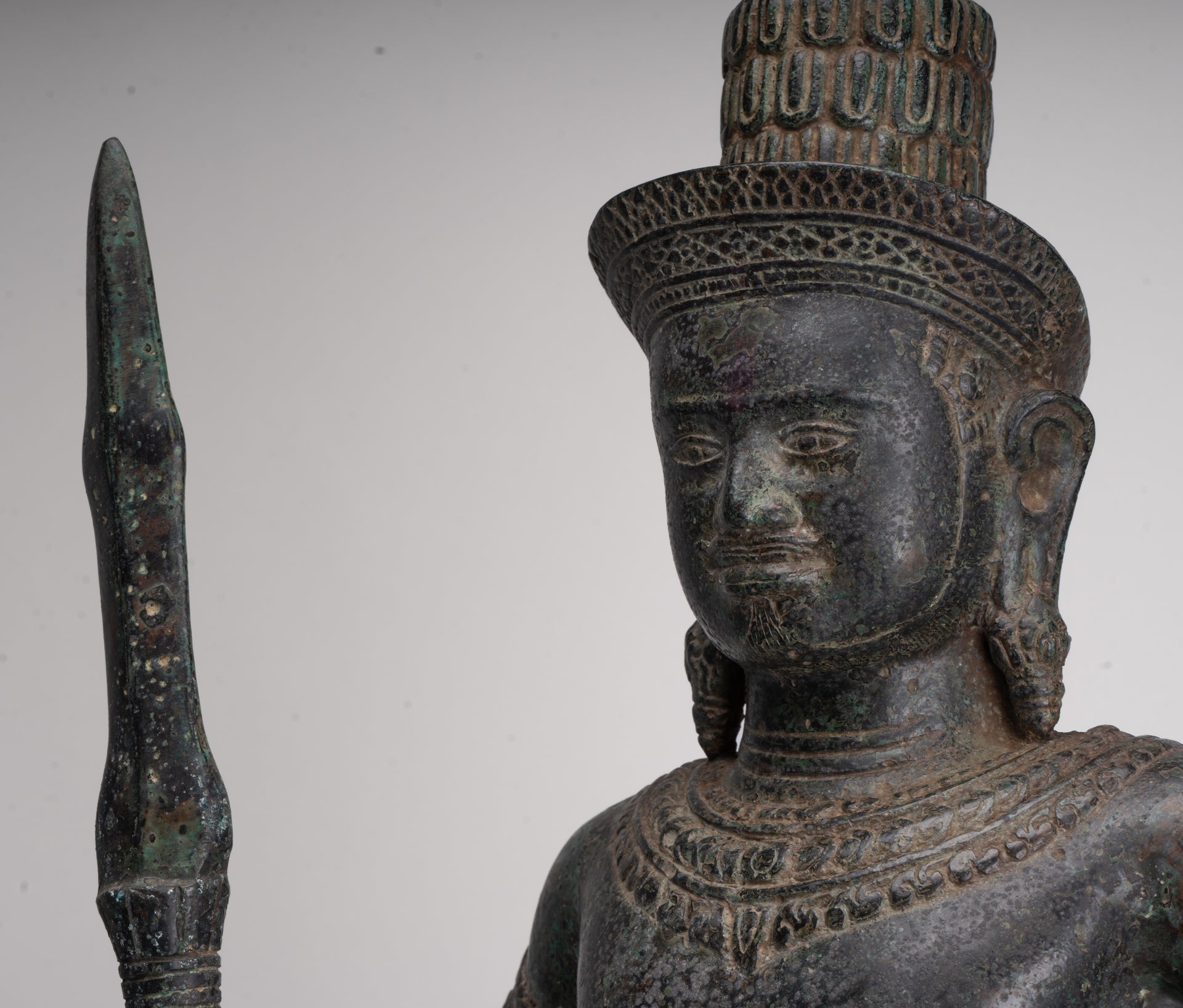Stehender Shiva im antiken Khmer-Stil aus Bronze im Angkor Wat-Stil mit Speer – 91 cm.