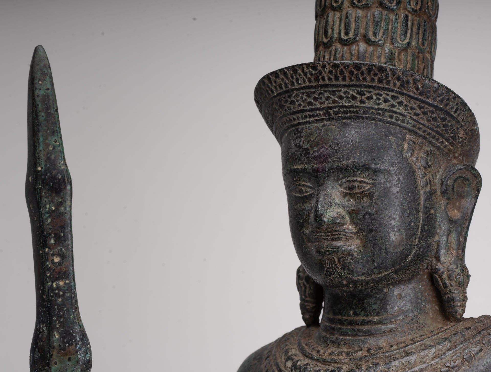 Stehender Shiva im antiken Khmer-Stil aus Bronze im Angkor Wat-Stil mit Speer – 91 cm.