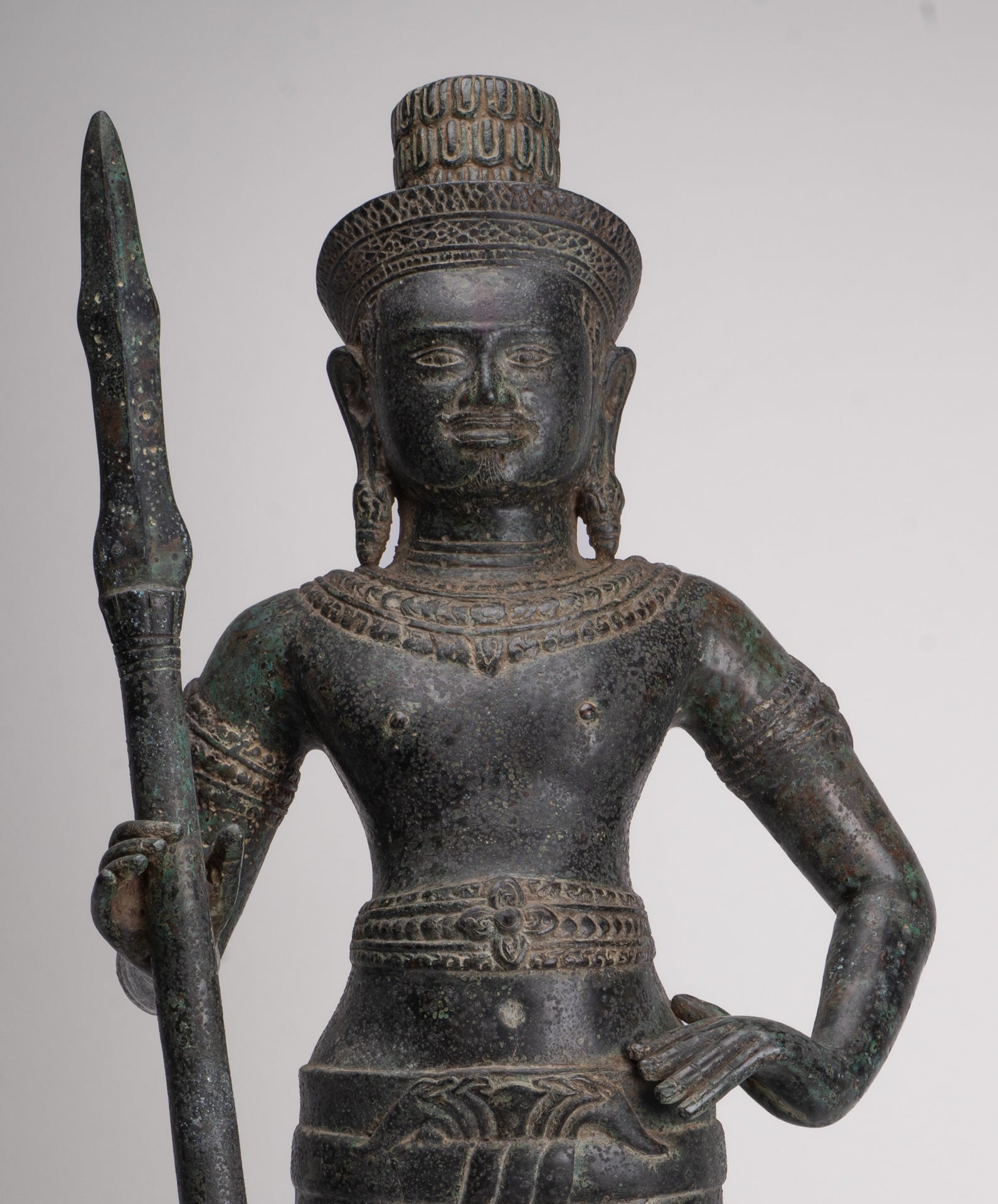Stehender Shiva im antiken Khmer-Stil aus Bronze im Angkor Wat-Stil mit Speer – 91 cm.