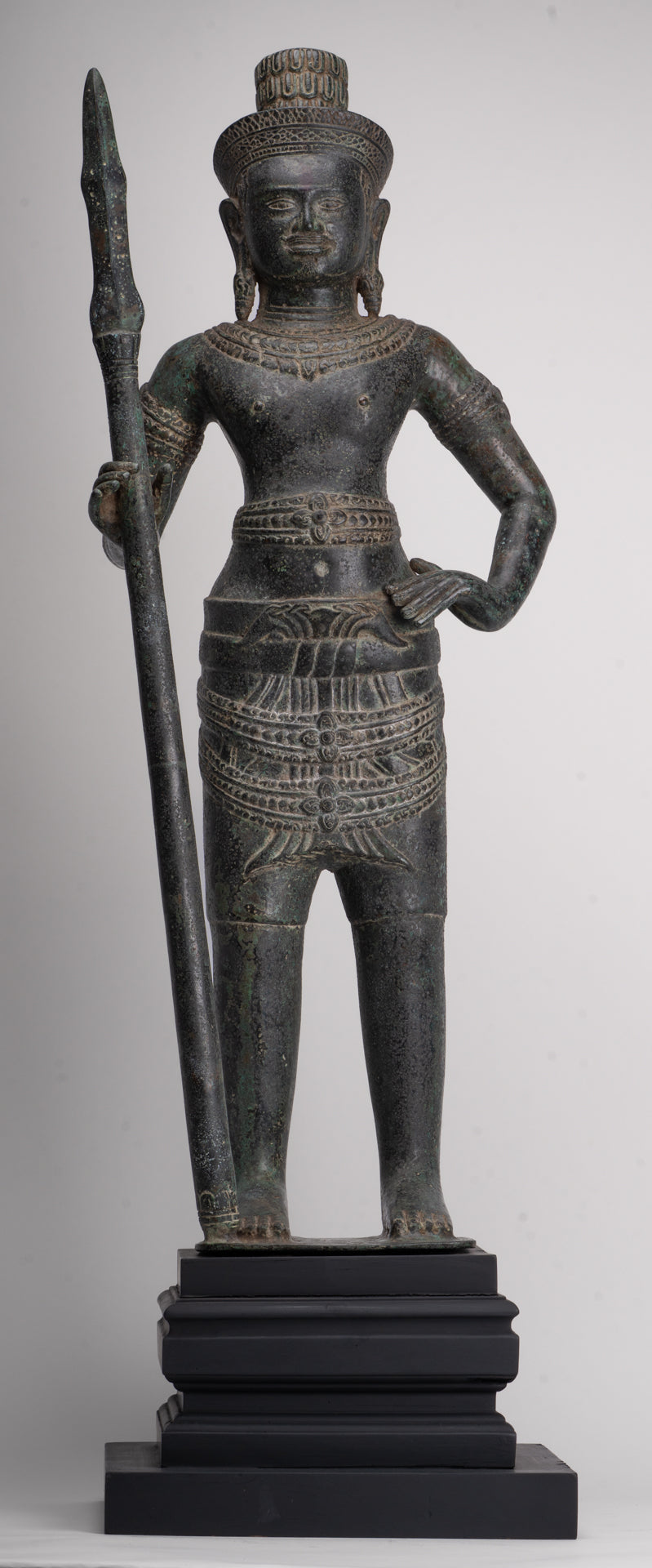 Stehender Shiva im antiken Khmer-Stil aus Bronze im Angkor Wat-Stil mit Speer – 91 cm.