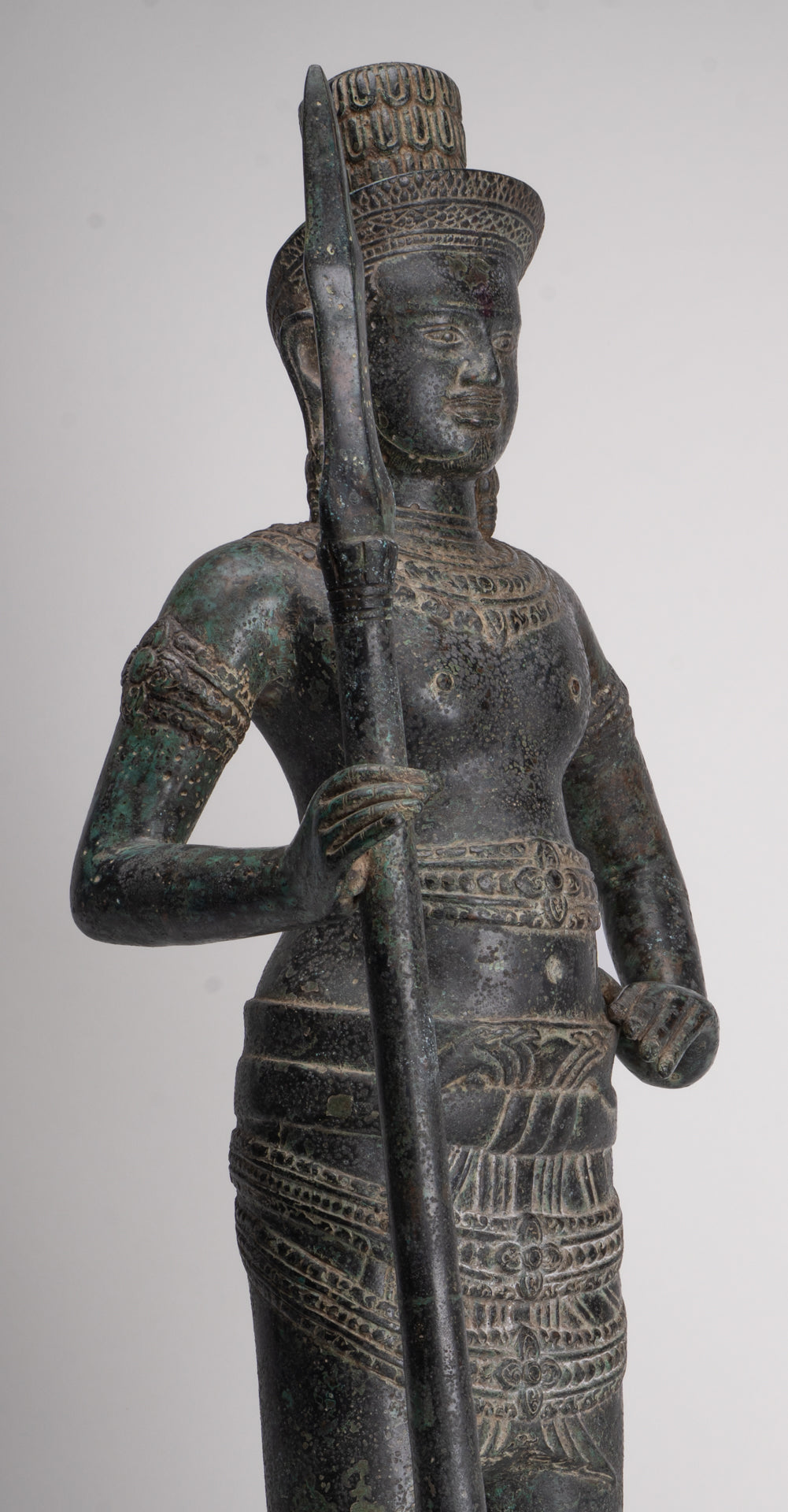 Stehender Shiva im antiken Khmer-Stil aus Bronze im Angkor Wat-Stil mit Speer – 91 cm.