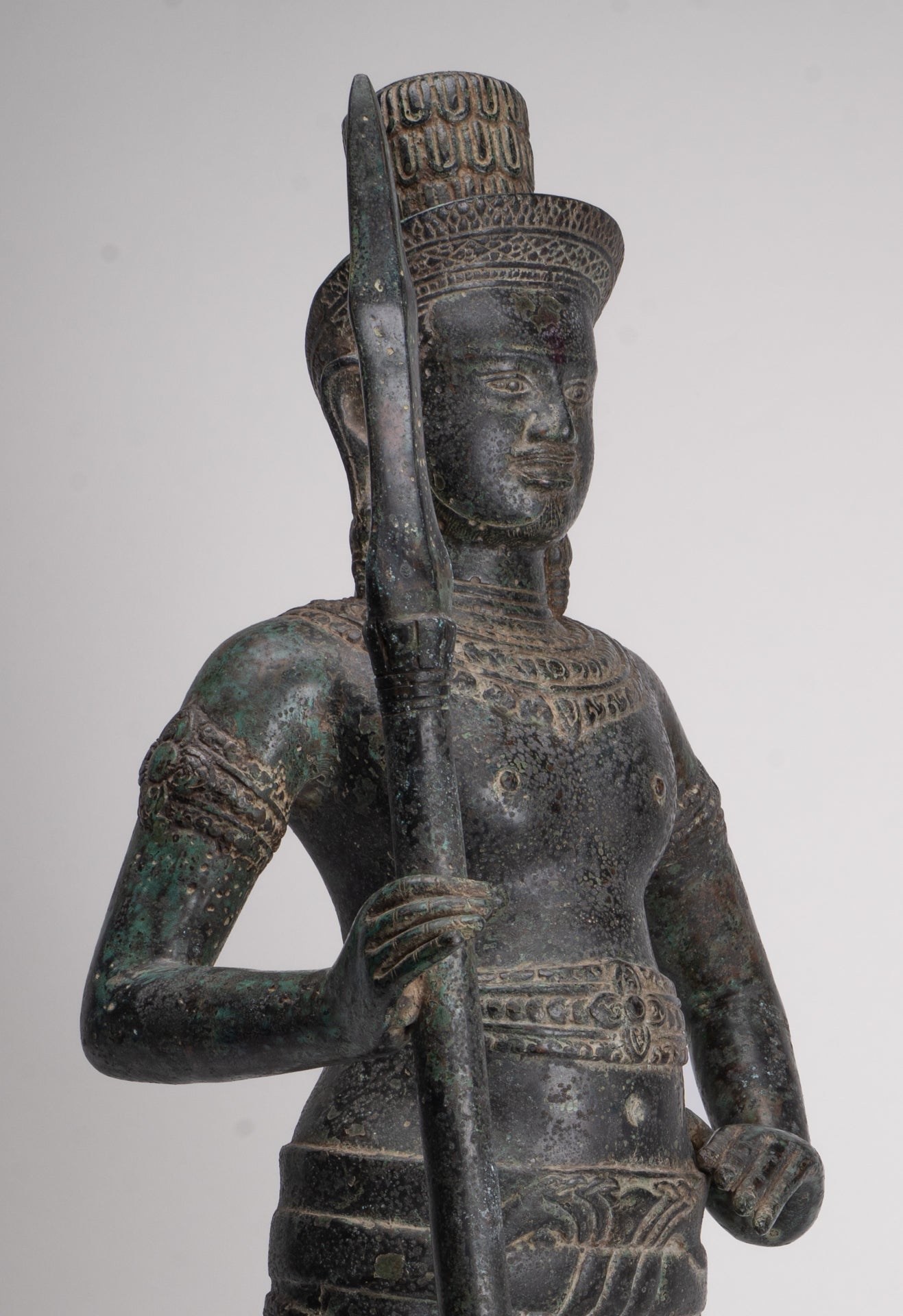 Stehender Shiva im antiken Khmer-Stil aus Bronze im Angkor Wat-Stil mit Speer – 91 cm.