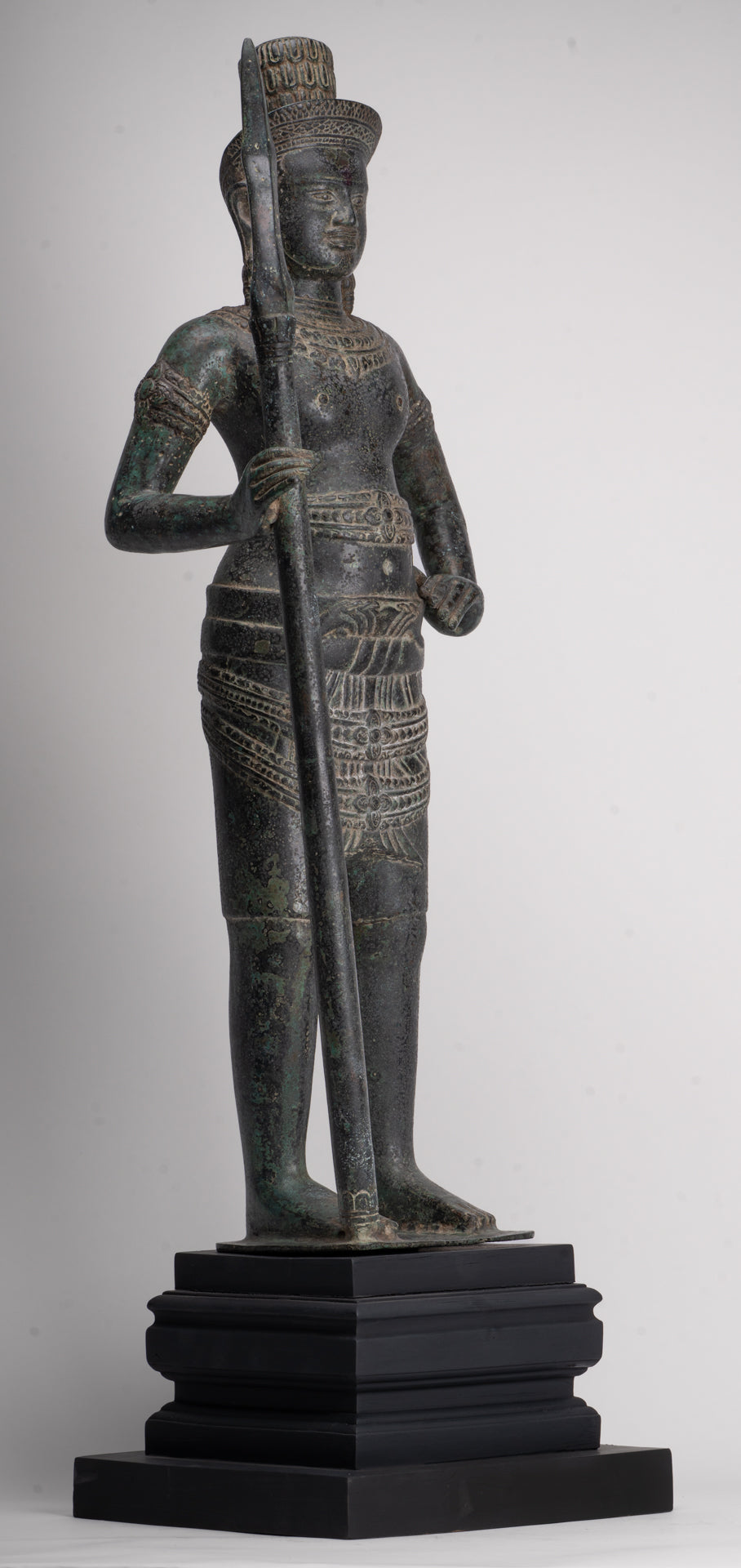 Stehender Shiva im antiken Khmer-Stil aus Bronze im Angkor Wat-Stil mit Speer – 91 cm.
