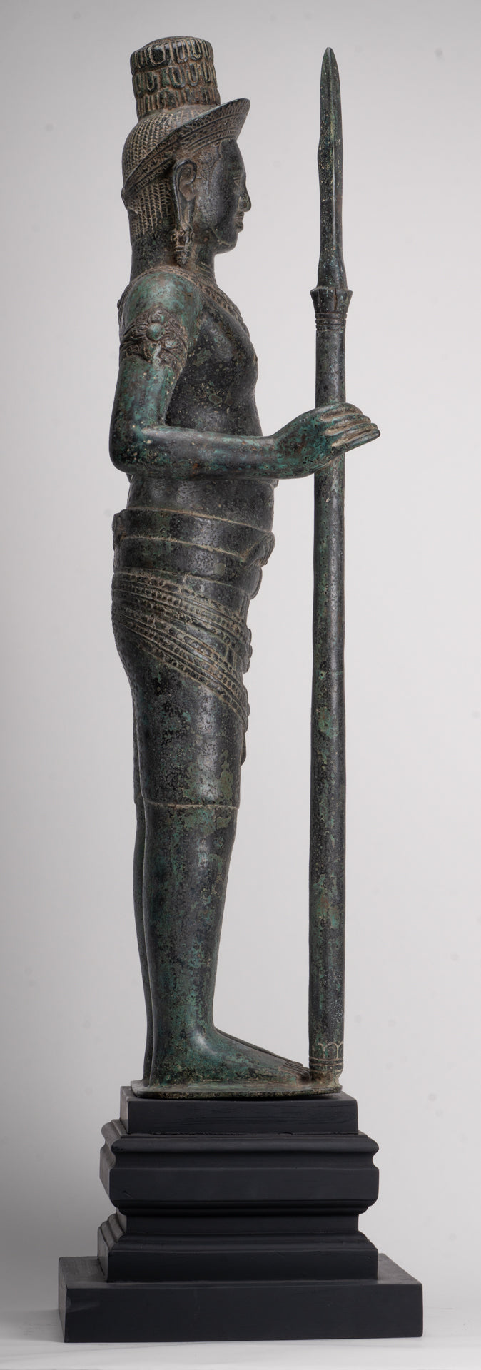 Stehender Shiva im antiken Khmer-Stil aus Bronze im Angkor Wat-Stil mit Speer – 91 cm.