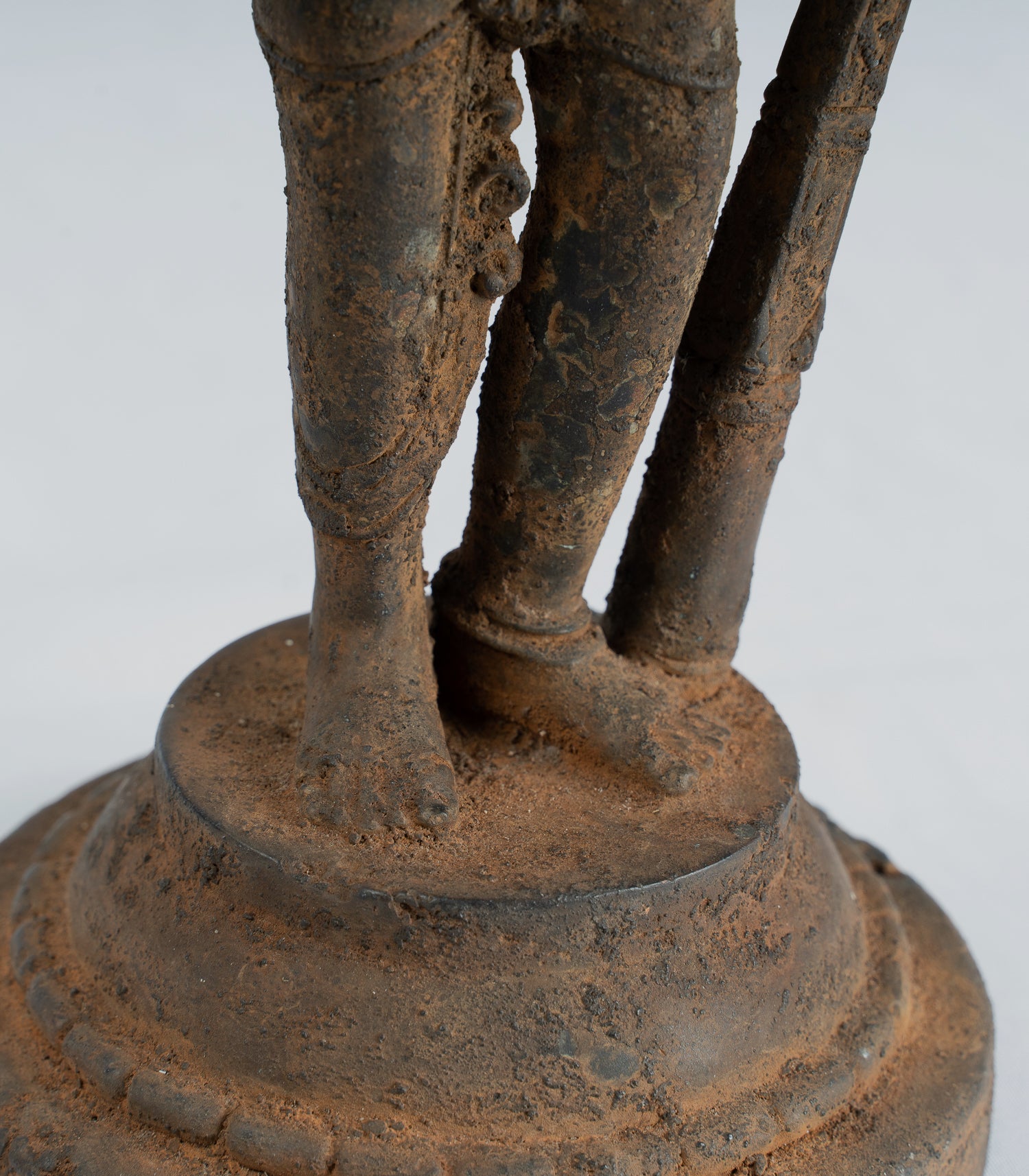 Vishnu - Statue antique de Vishnu debout en bronze de style Java Majapahit - 29 cm/11"