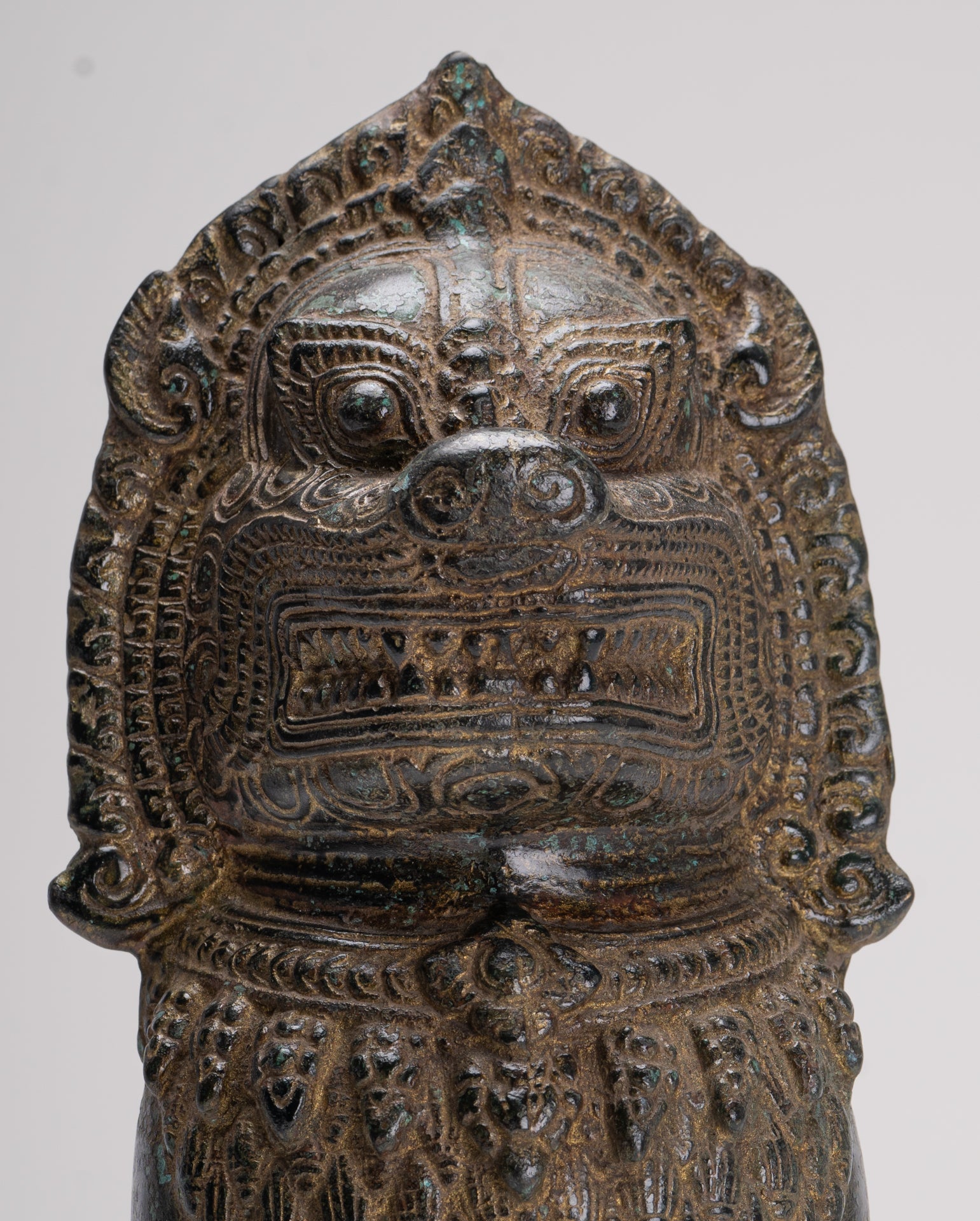 Tempellöwe – Stehender Tempelwächter oder Löwe aus Bronze im antiken Khmer-Stil – 28 cm
