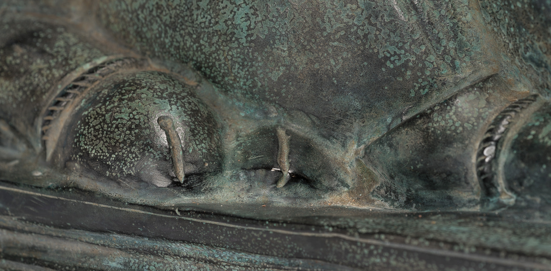 Antike Nandi-Statue aus Bronze im Khmer-Stil – Berg Shiva – 53 cm lang