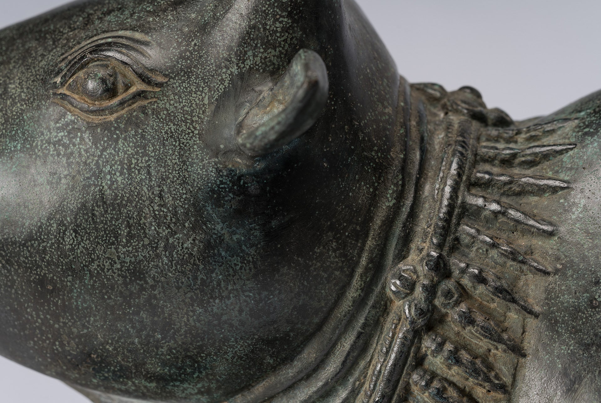 Antike Nandi-Statue aus Bronze im Khmer-Stil – Berg Shiva – 53 cm lang