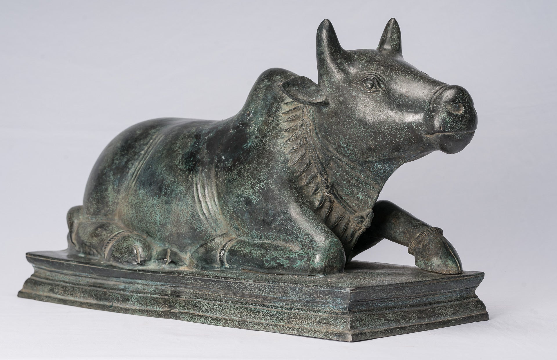 Antike Nandi-Statue aus Bronze im Khmer-Stil – Berg Shiva – 53 cm lang