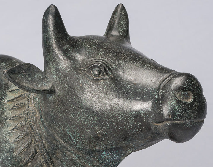 Antike Nandi-Statue aus Bronze im Khmer-Stil – Berg Shiva – 53 cm lang