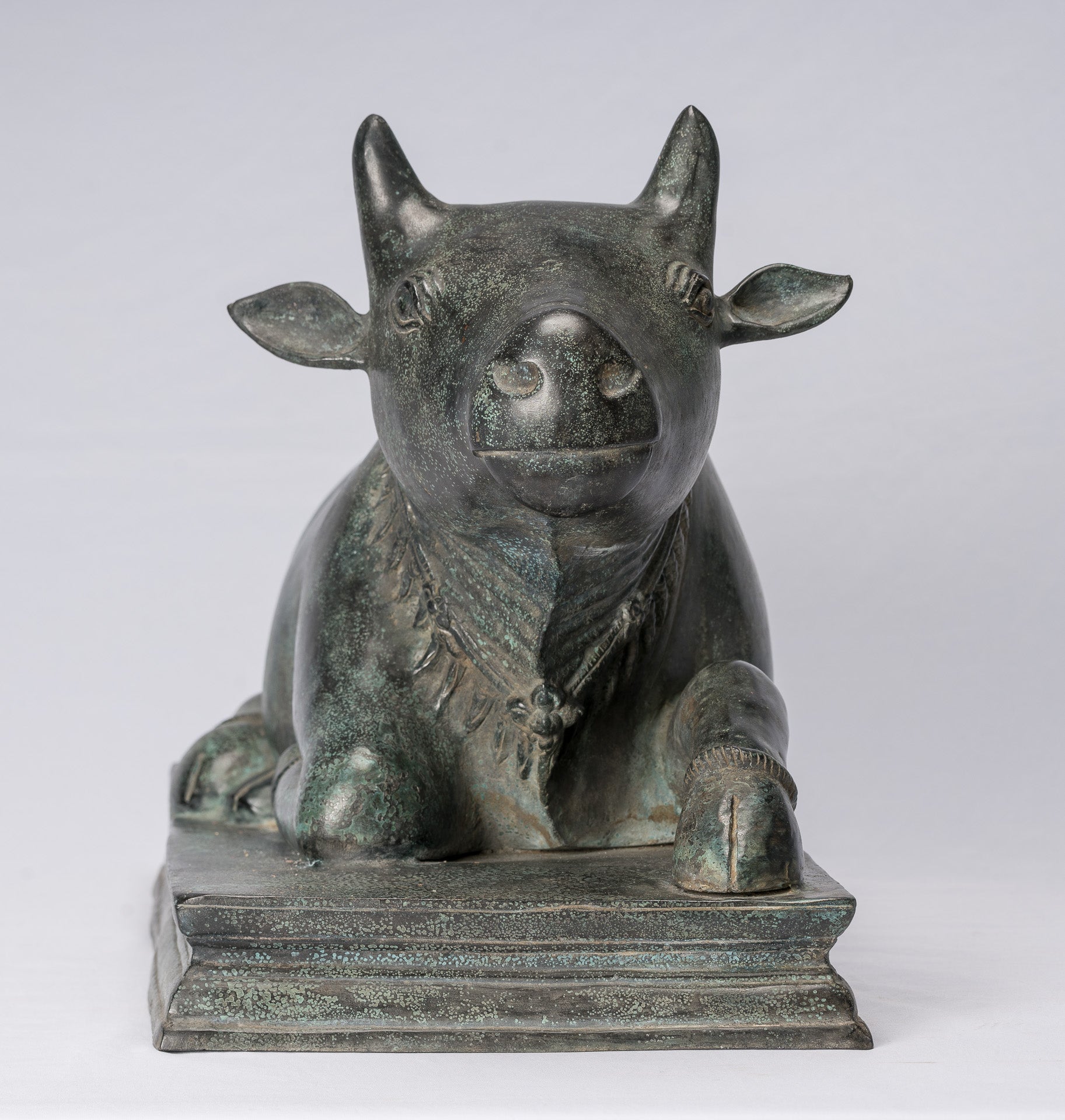 Antike Nandi-Statue aus Bronze im Khmer-Stil – Berg Shiva – 53 cm lang