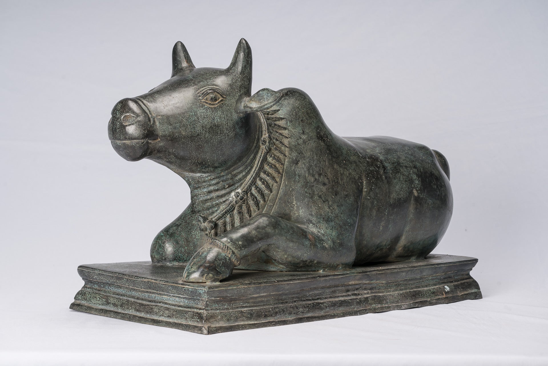 Antike Nandi-Statue aus Bronze im Khmer-Stil – Berg Shiva – 53 cm lang