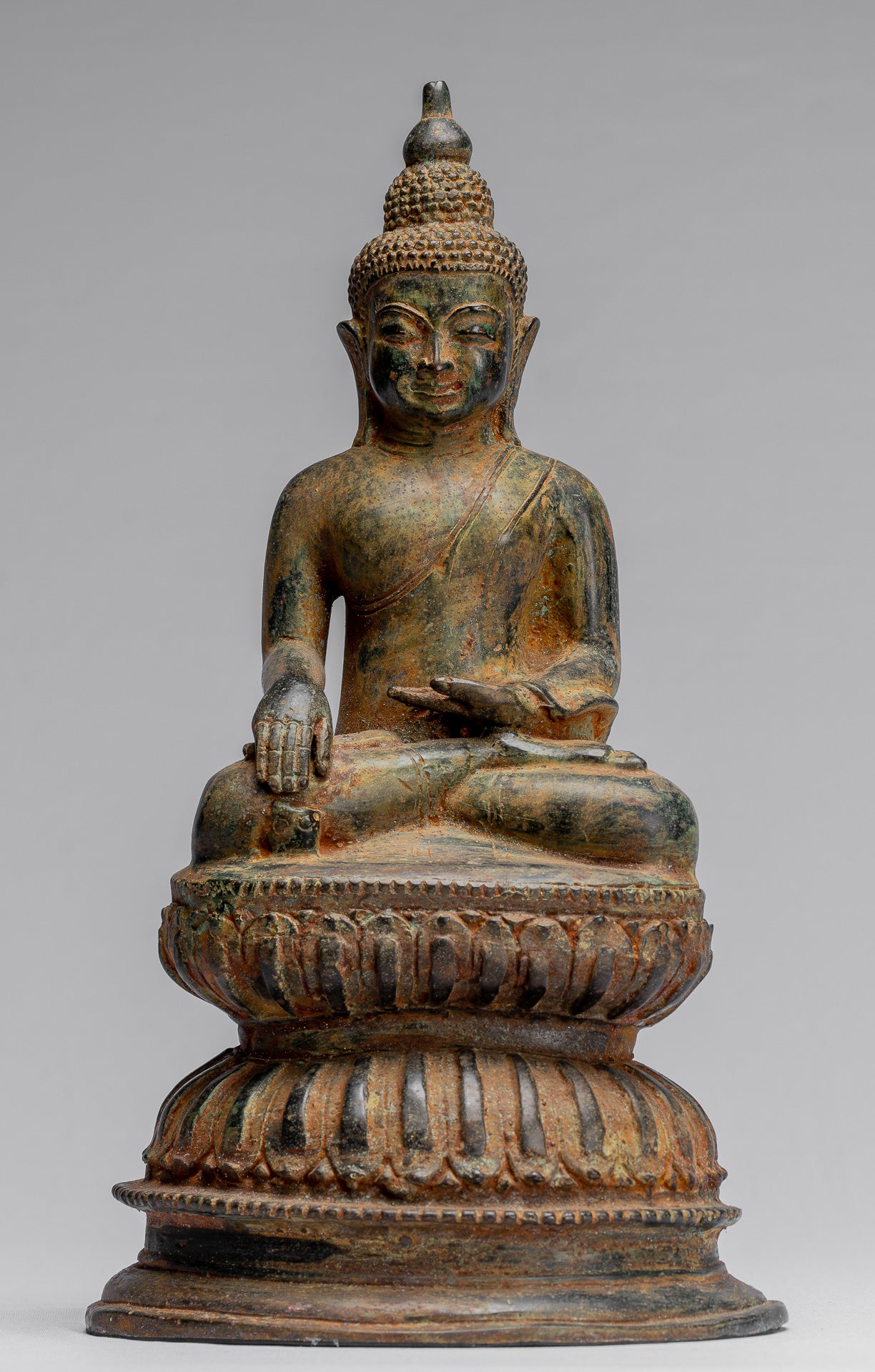 Buddha-Statue – sitzender javanischer Erleuchtungs-Buddha aus Bronze im antiken indonesischen Stil – 35 cm