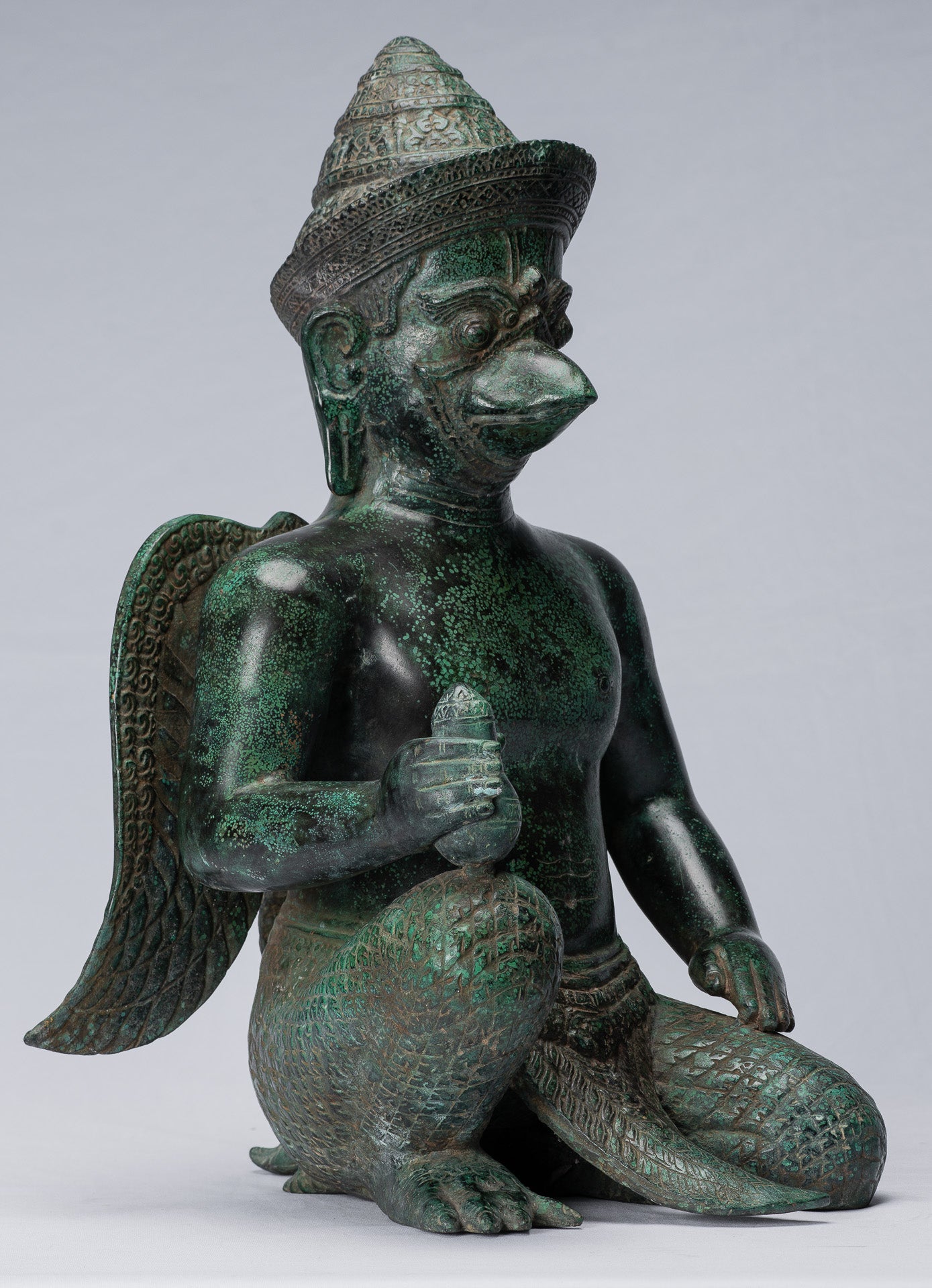 Estatua de bronce sentado de estilo srei de estilo srei.