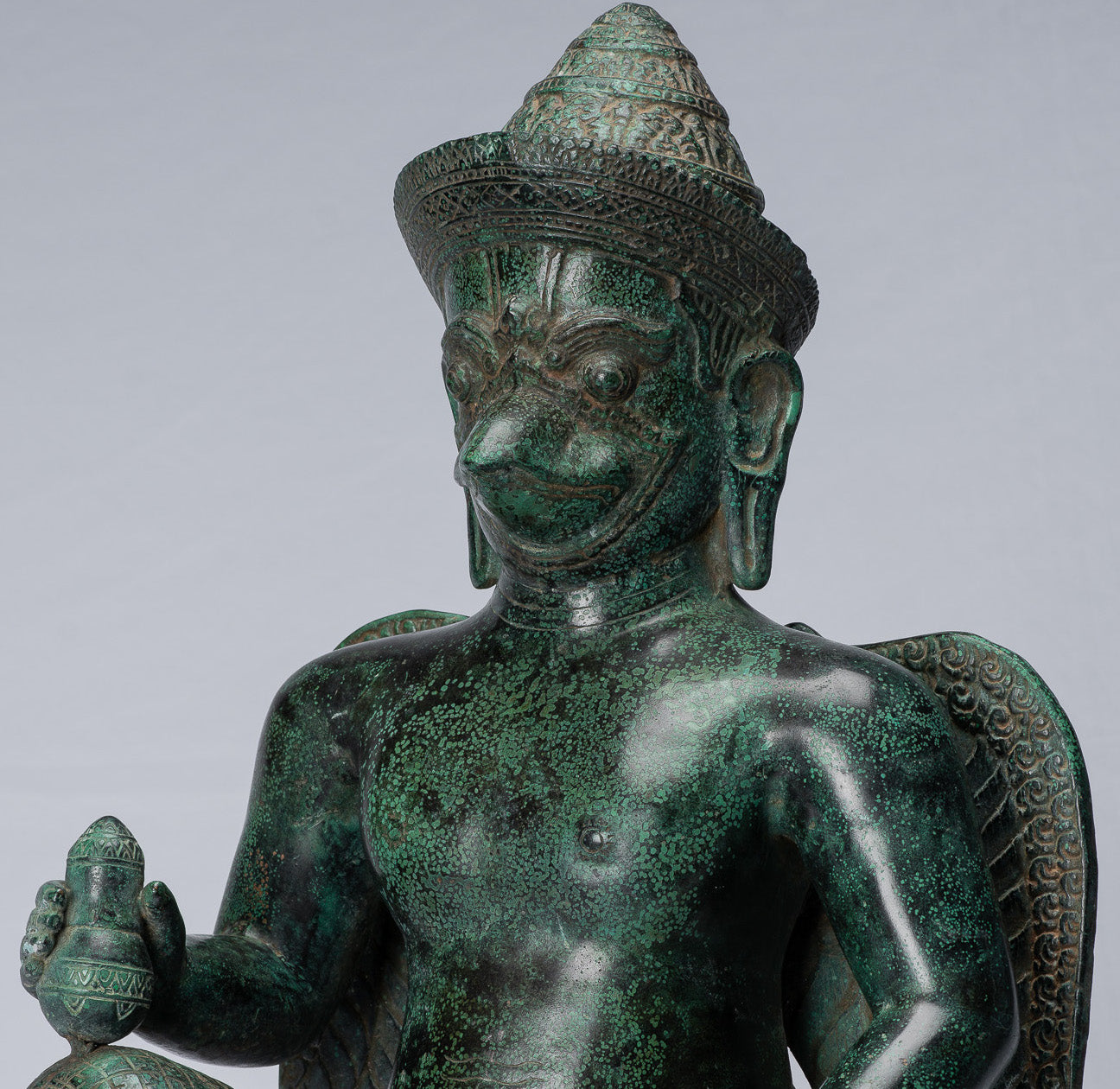 Estatua de bronce sentado de estilo srei de estilo srei.