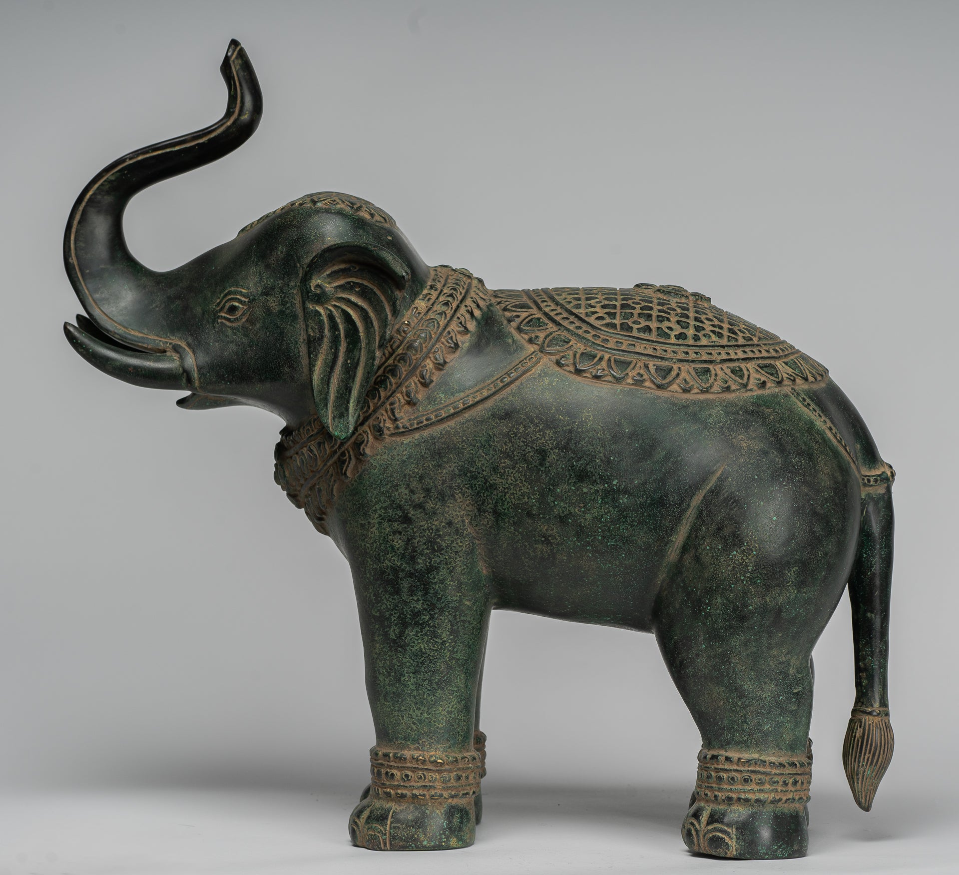 Antique Khmer Style Bronze in piedi statua di elefante - 38 cm/15 "di altezza