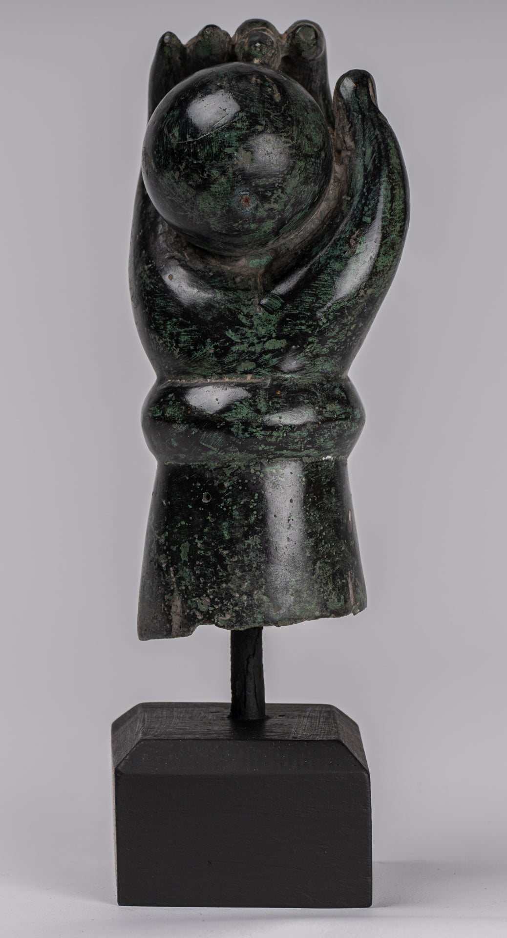 Montado de estilo jemer antiguo del sudeste asiático Vishnu Hand & Pinda o Ball - 22 cm/9 "