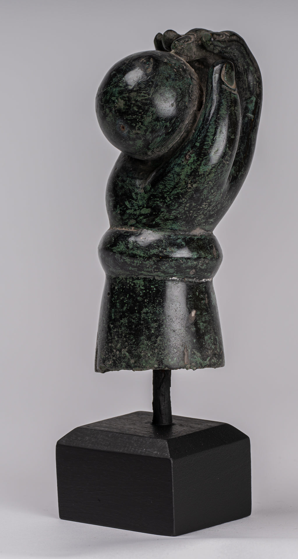 Montado de estilo jemer antiguo del sudeste asiático Vishnu Hand & Pinda o Ball - 22 cm/9 "