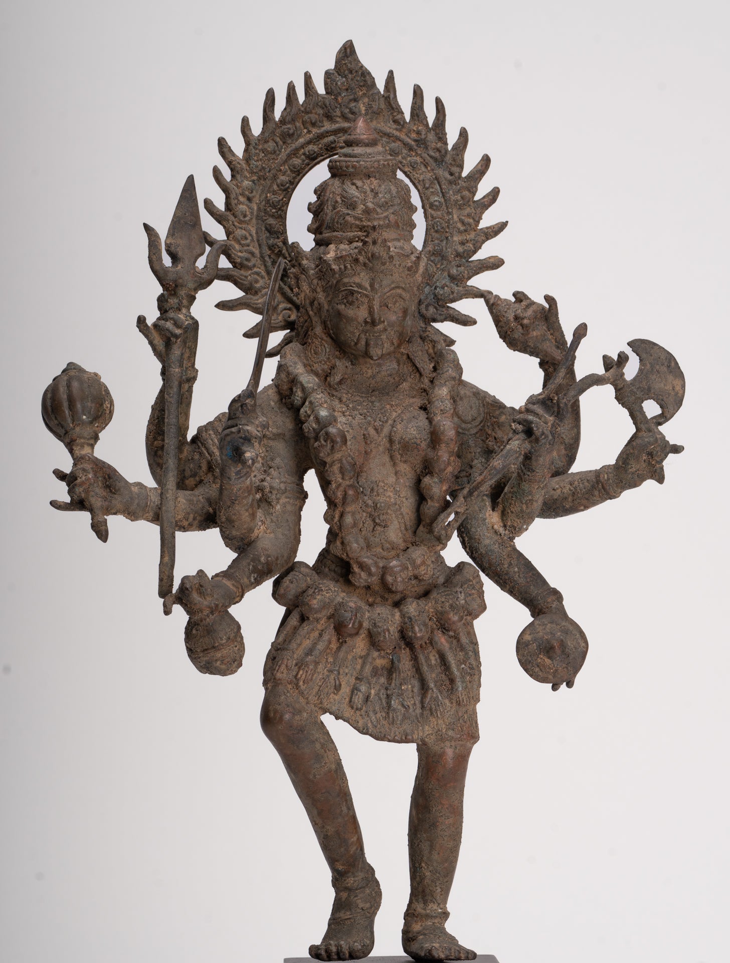 Statua di Kali - Statua di Kali o Mahakali in bronzo antico Majapahit in stile Java - 43 cm/17"