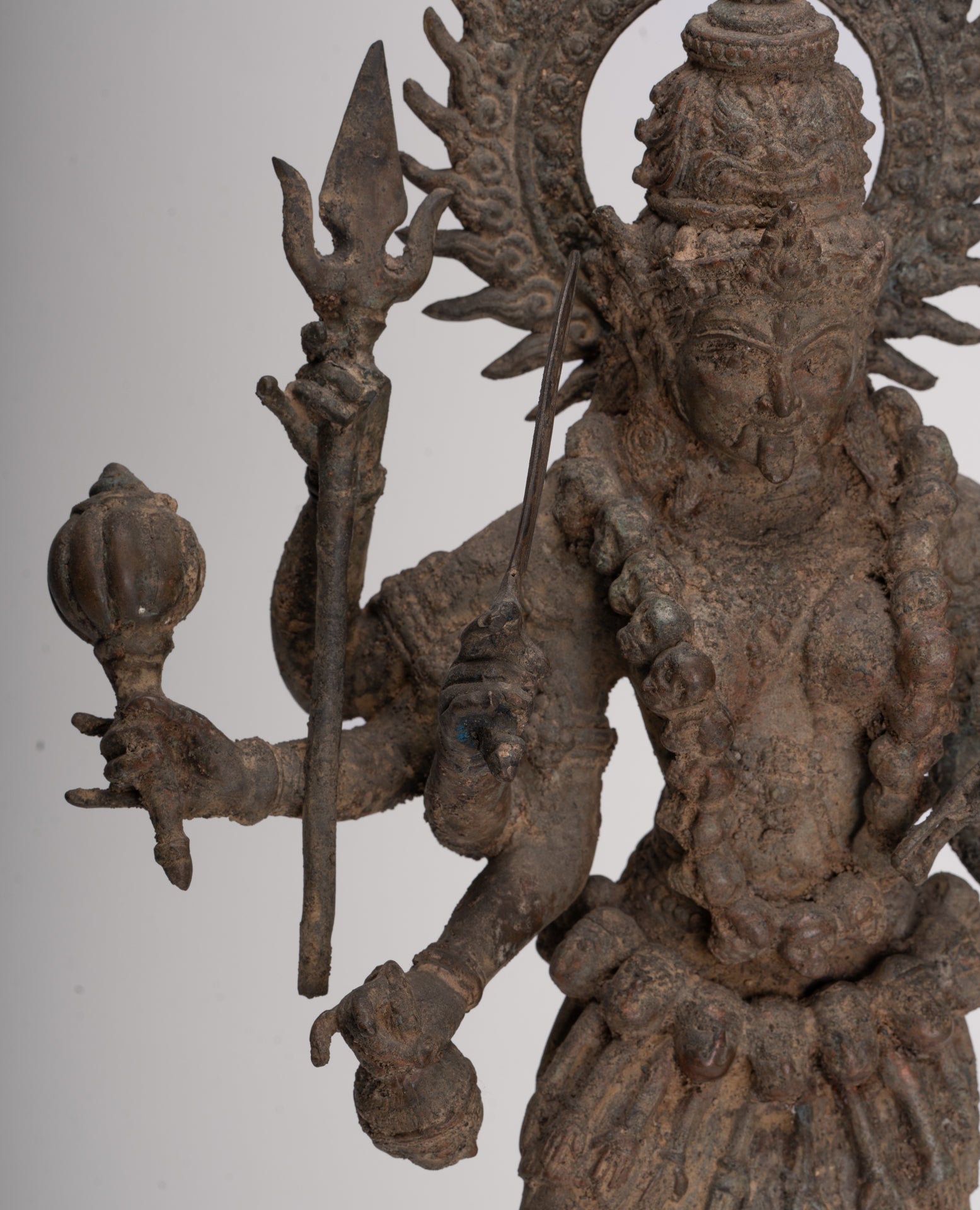 Statua di Kali - Statua di Kali o Mahakali in bronzo antico Majapahit in stile Java - 43 cm/17"