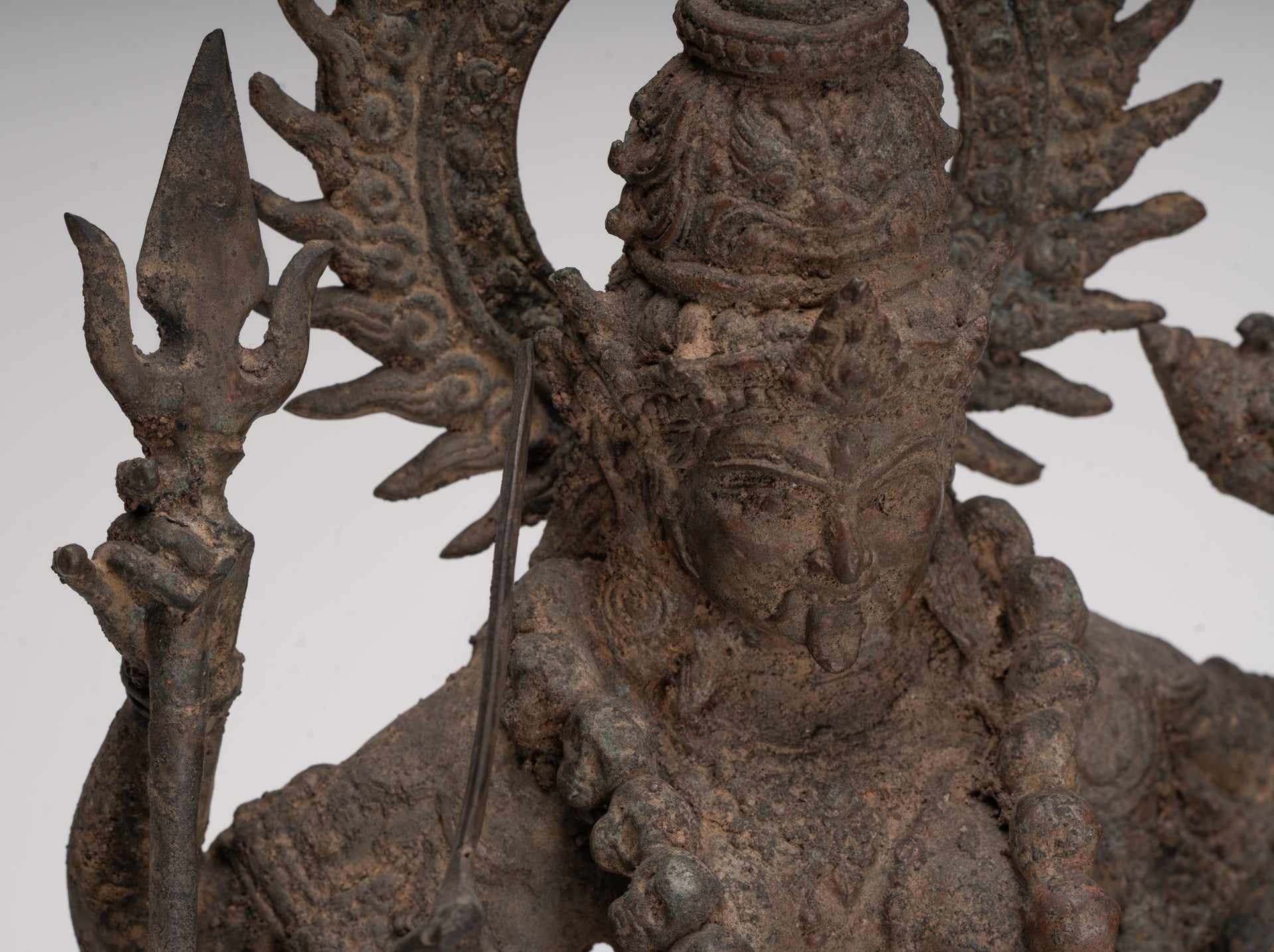 Statua di Kali - Statua di Kali o Mahakali in bronzo antico Majapahit in stile Java - 43 cm/17"