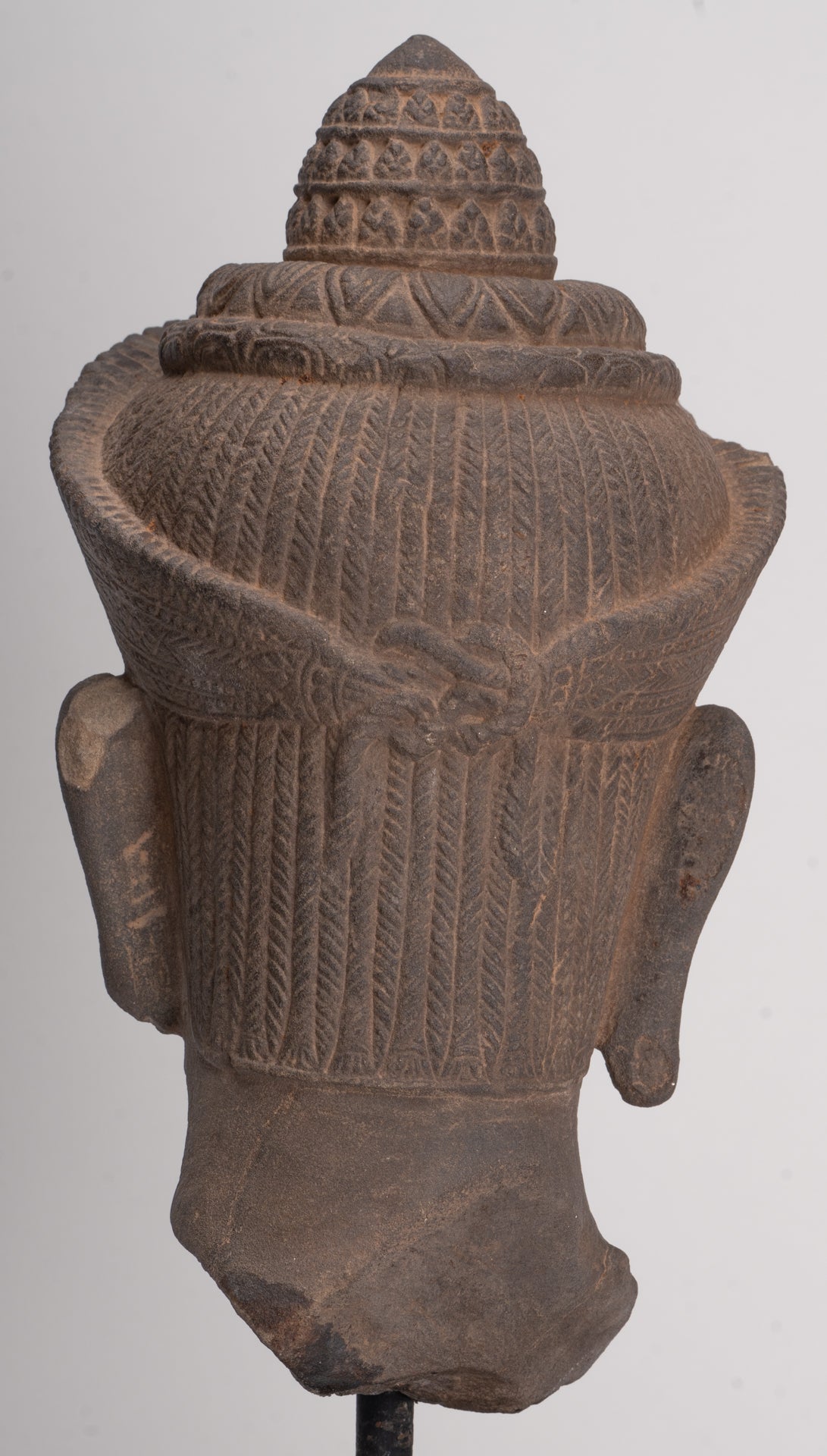 Tête de Vishnu Khmer antique de style Angkor Wat montée sur pierre - 29 cm / 12"