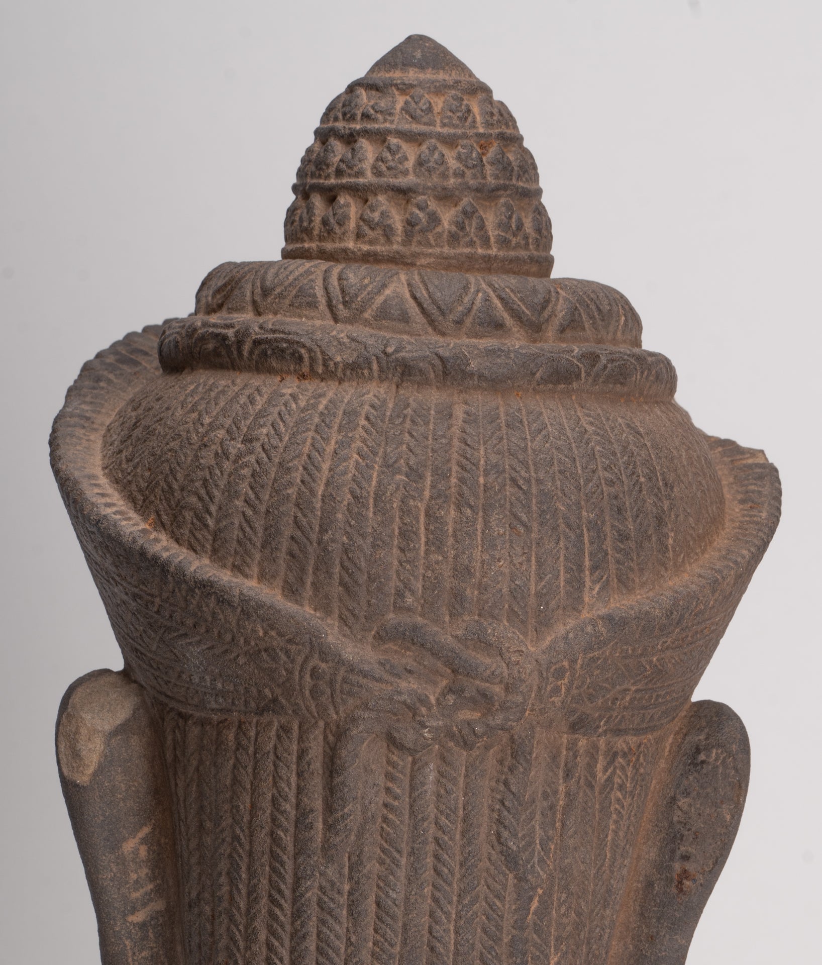 Tête de Vishnu Khmer antique de style Angkor Wat montée sur pierre - 29 cm / 12"