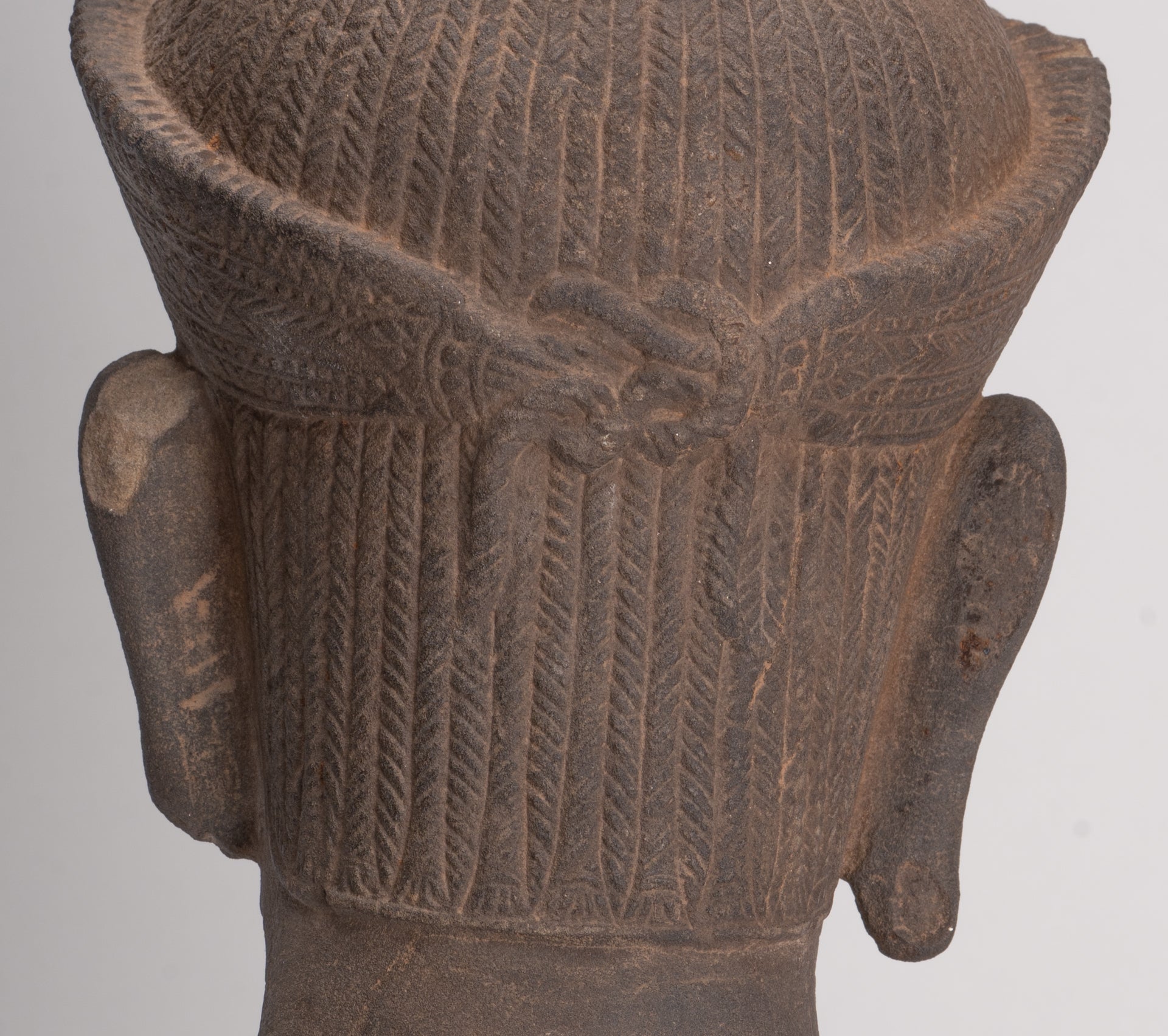 Tête de Vishnu Khmer antique de style Angkor Wat montée sur pierre - 29 cm / 12"