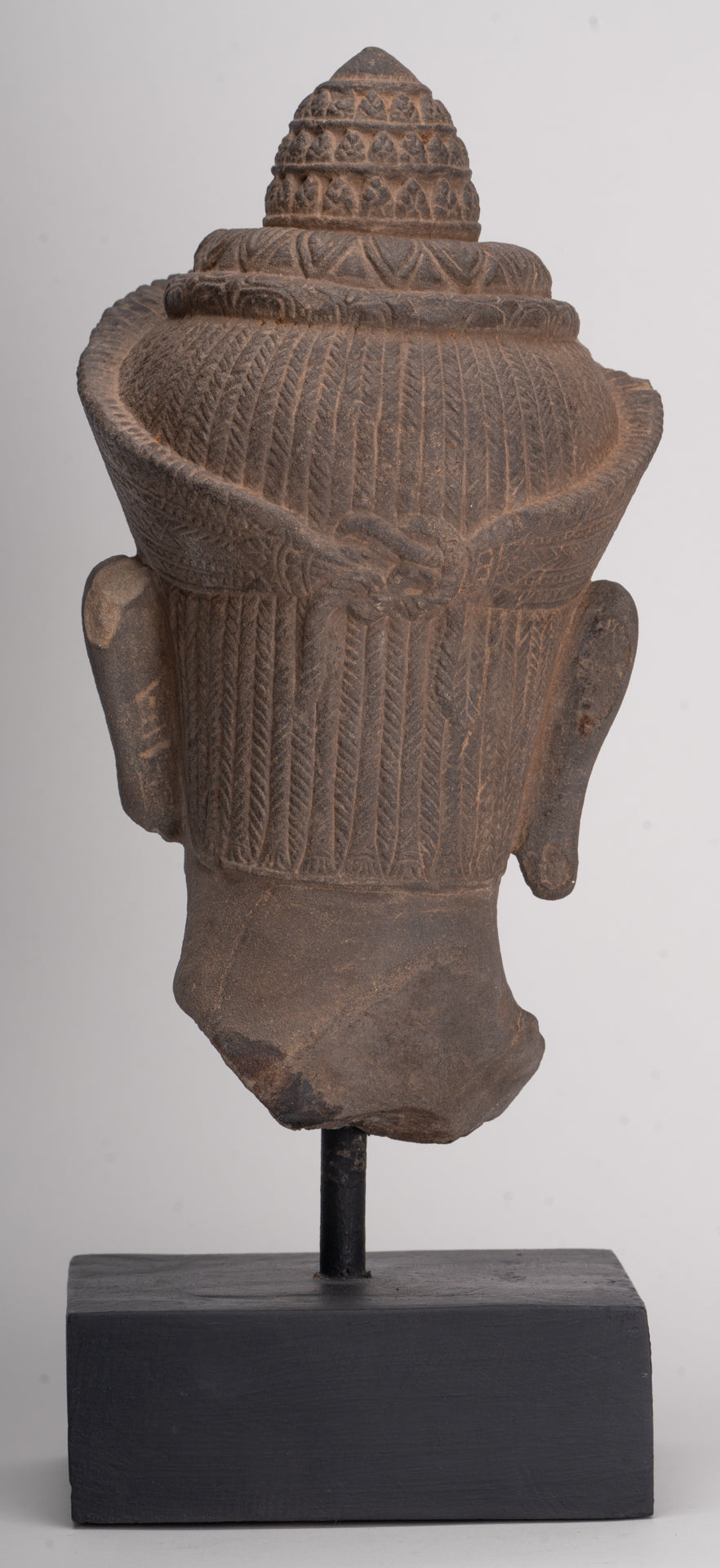 Tête de Vishnu Khmer antique de style Angkor Wat montée sur pierre - 29 cm / 12"