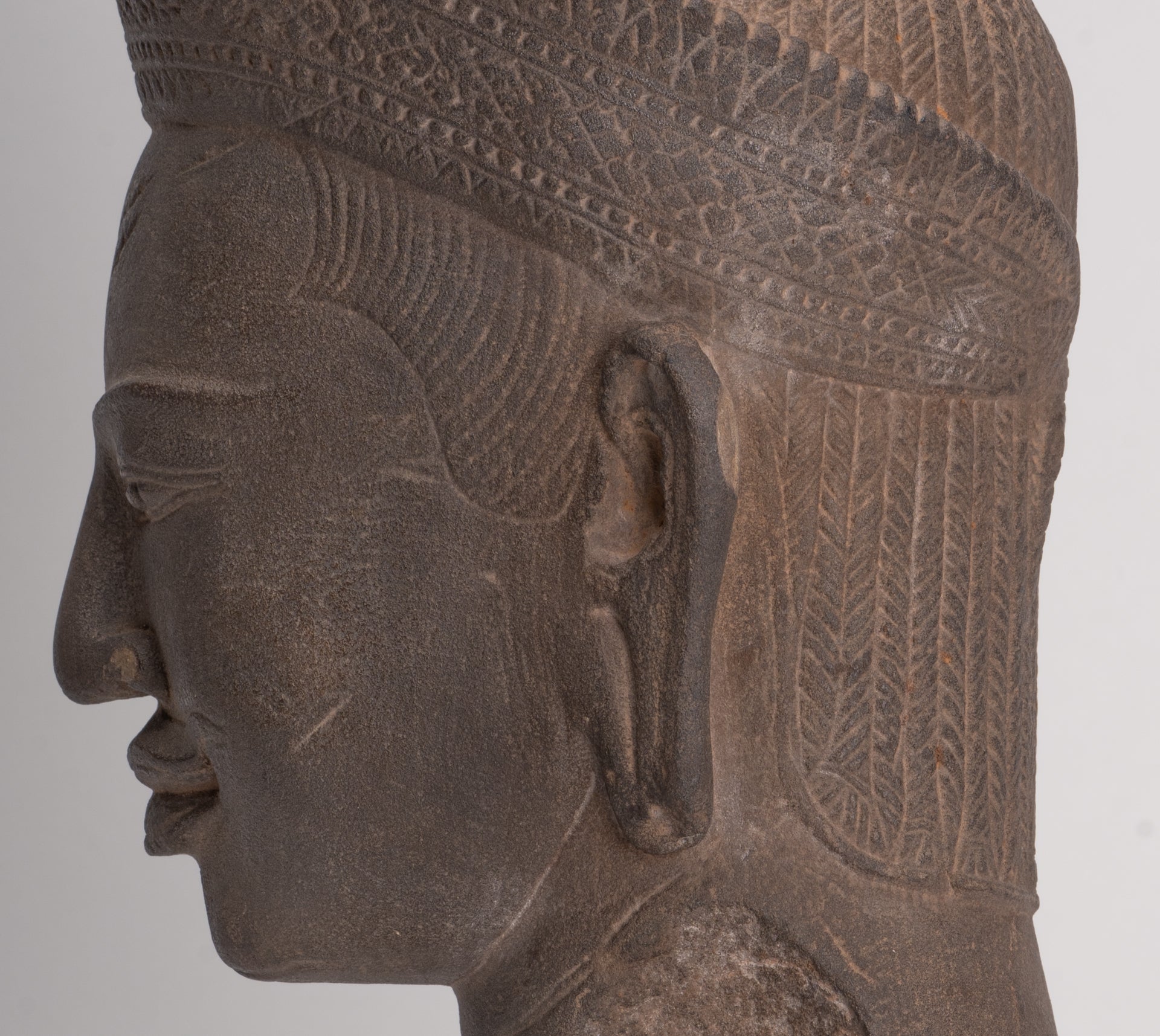 Tête de Vishnu Khmer antique de style Angkor Wat montée sur pierre - 29 cm / 12"