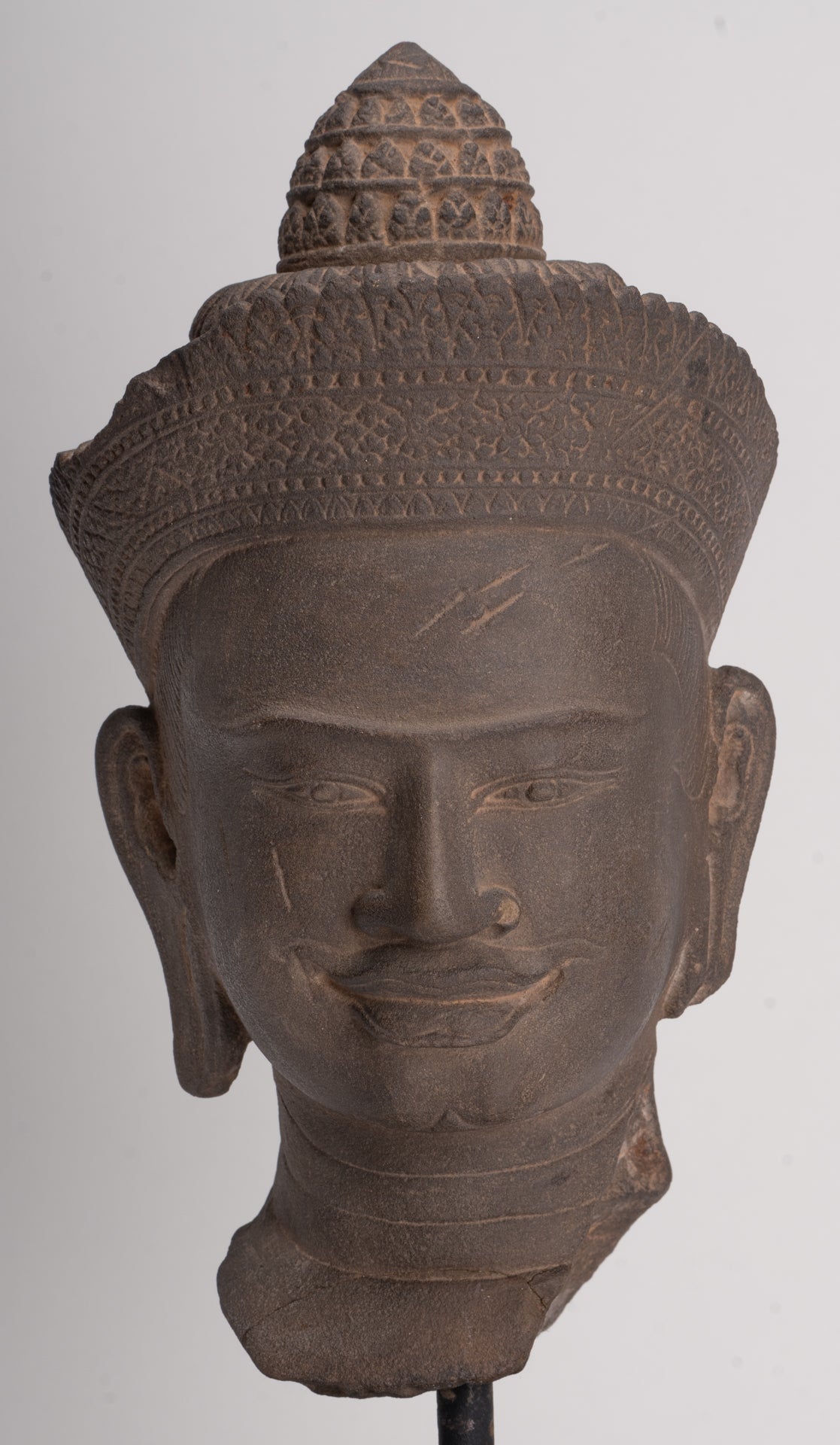 Tête de Vishnu Khmer antique de style Angkor Wat montée sur pierre - 29 cm / 12"