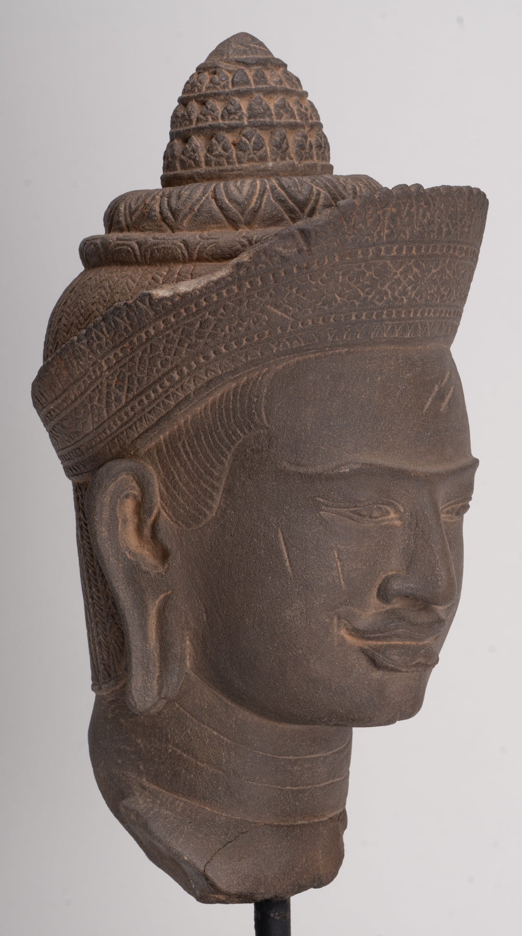 Tête de Vishnu Khmer antique de style Angkor Wat montée sur pierre - 29 cm / 12"
