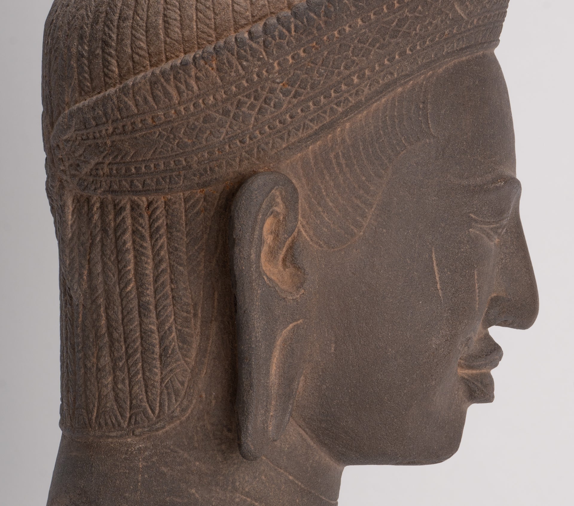 Tête de Vishnu Khmer antique de style Angkor Wat montée sur pierre - 29 cm / 12"