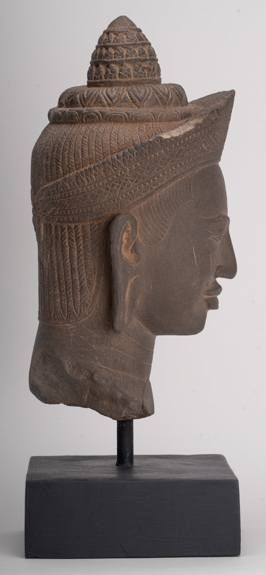 Tête de Vishnu Khmer antique de style Angkor Wat montée sur pierre - 29 cm / 12"