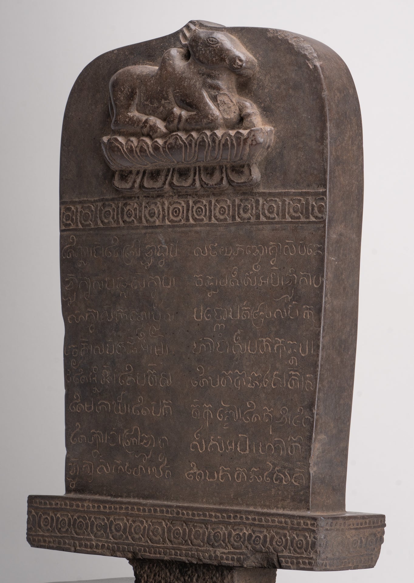 Antique khmer style sanskrit stèle, Nandi - 65cm / 26 "
