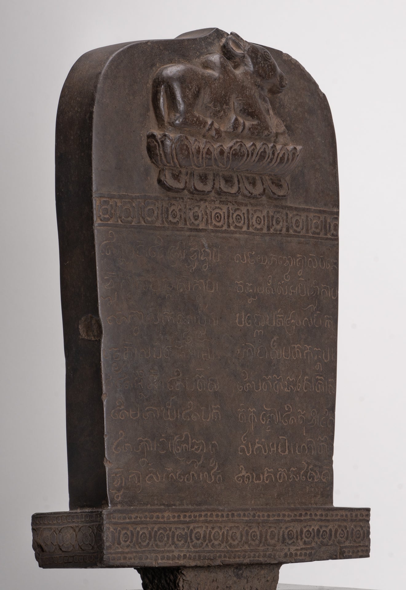 Antique khmer style sanskrit stèle, Nandi - 65cm / 26 "