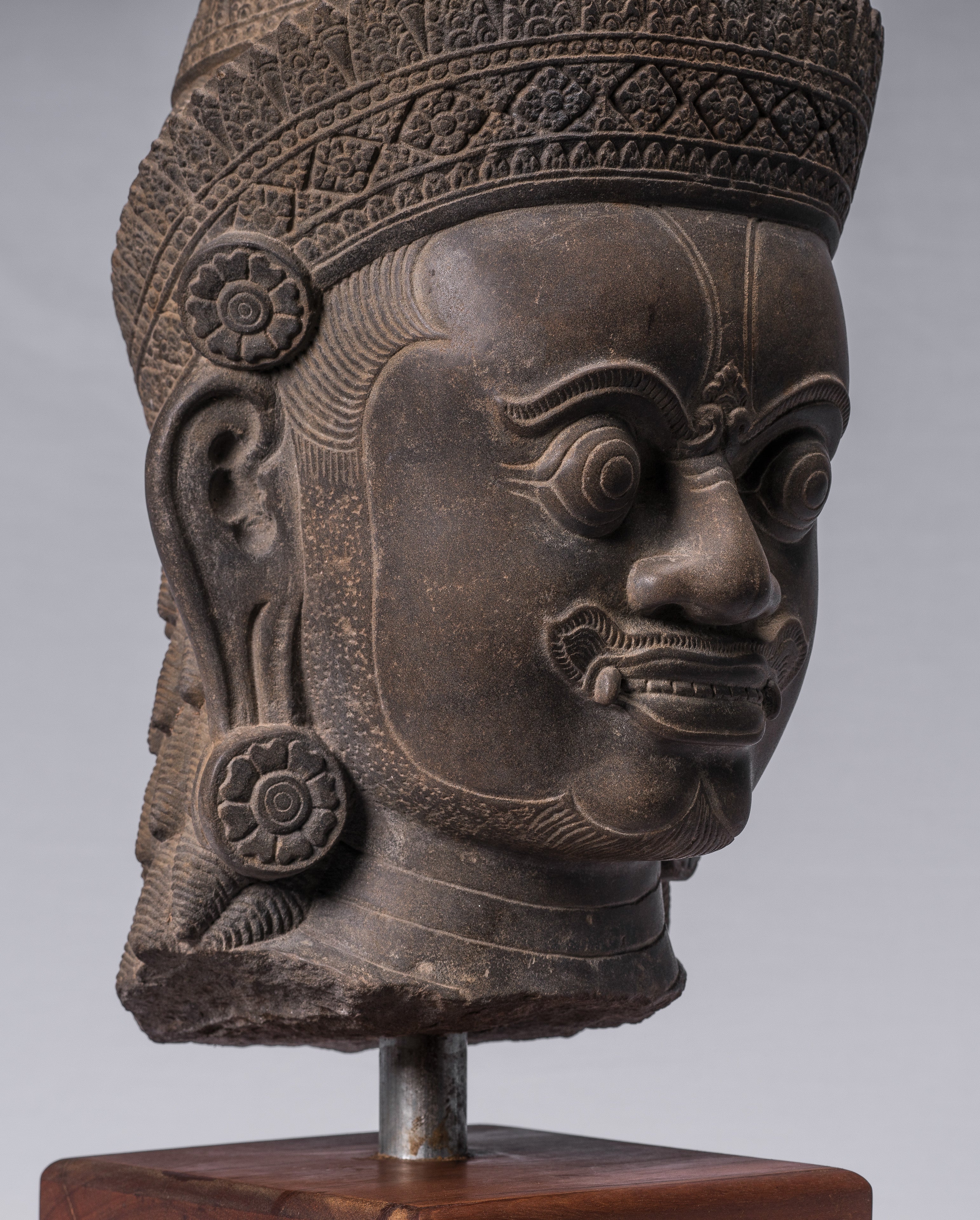 Estatua de Guardian - Antigua Khmer Stone Banteay srei Style Yaksha Temple Guardian - 58 cm / 23 "