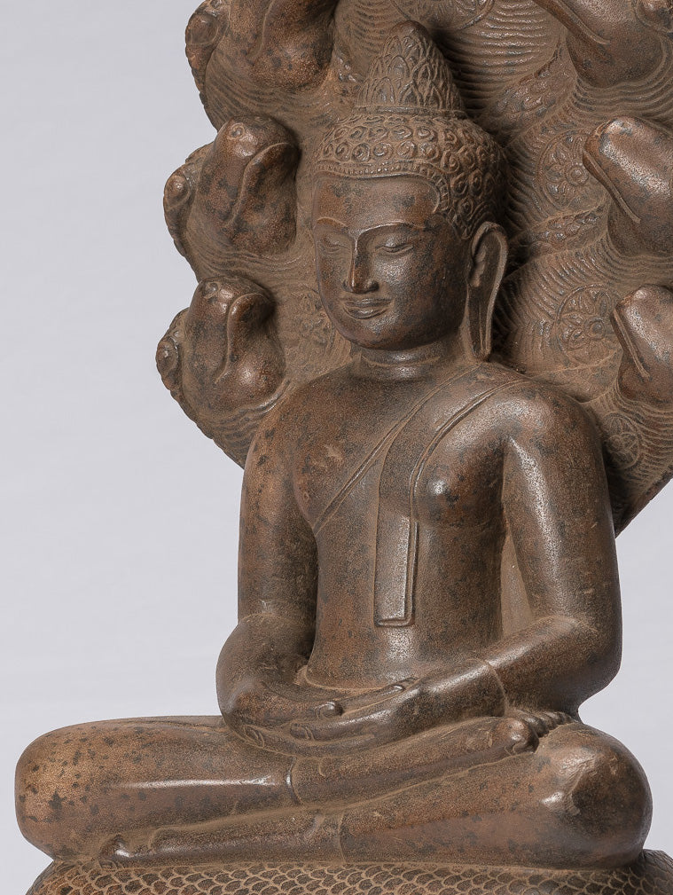 Statue de Bouddha – Bouddha de méditation Naga assis en pierre khmère antique de style Angkor Wat – 56 cm