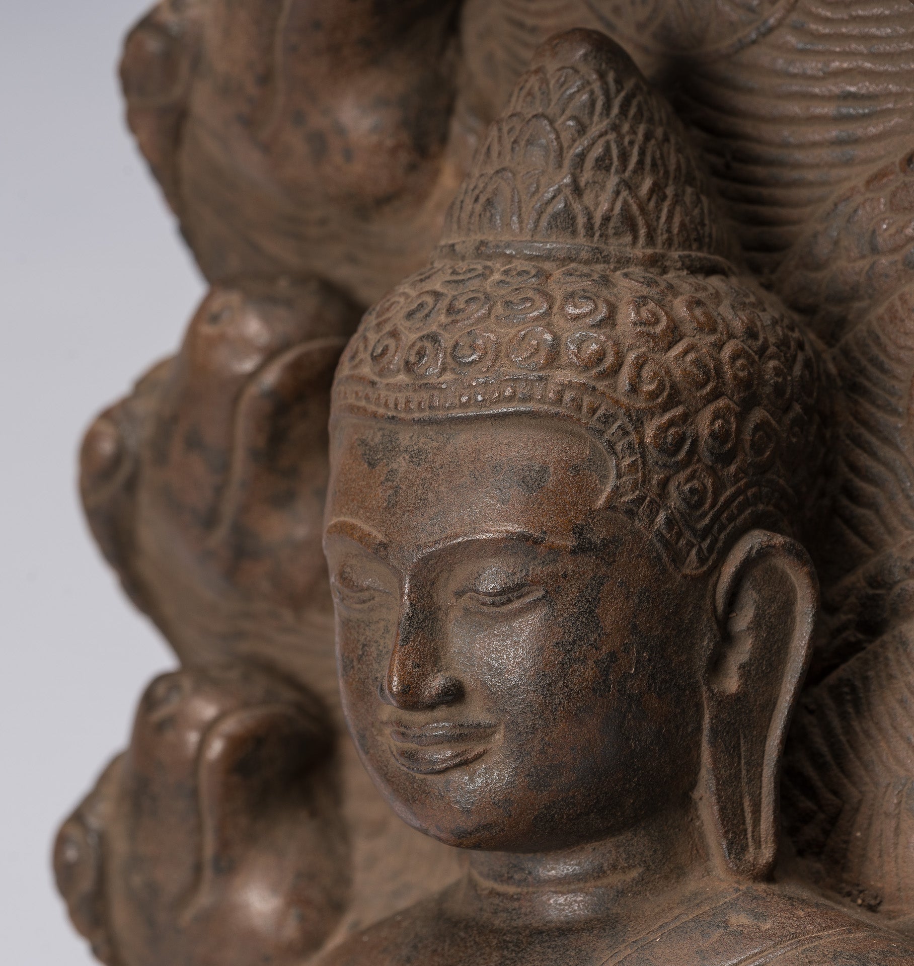 Statue de Bouddha – Bouddha de méditation Naga assis en pierre khmère antique de style Angkor Wat – 56 cm
